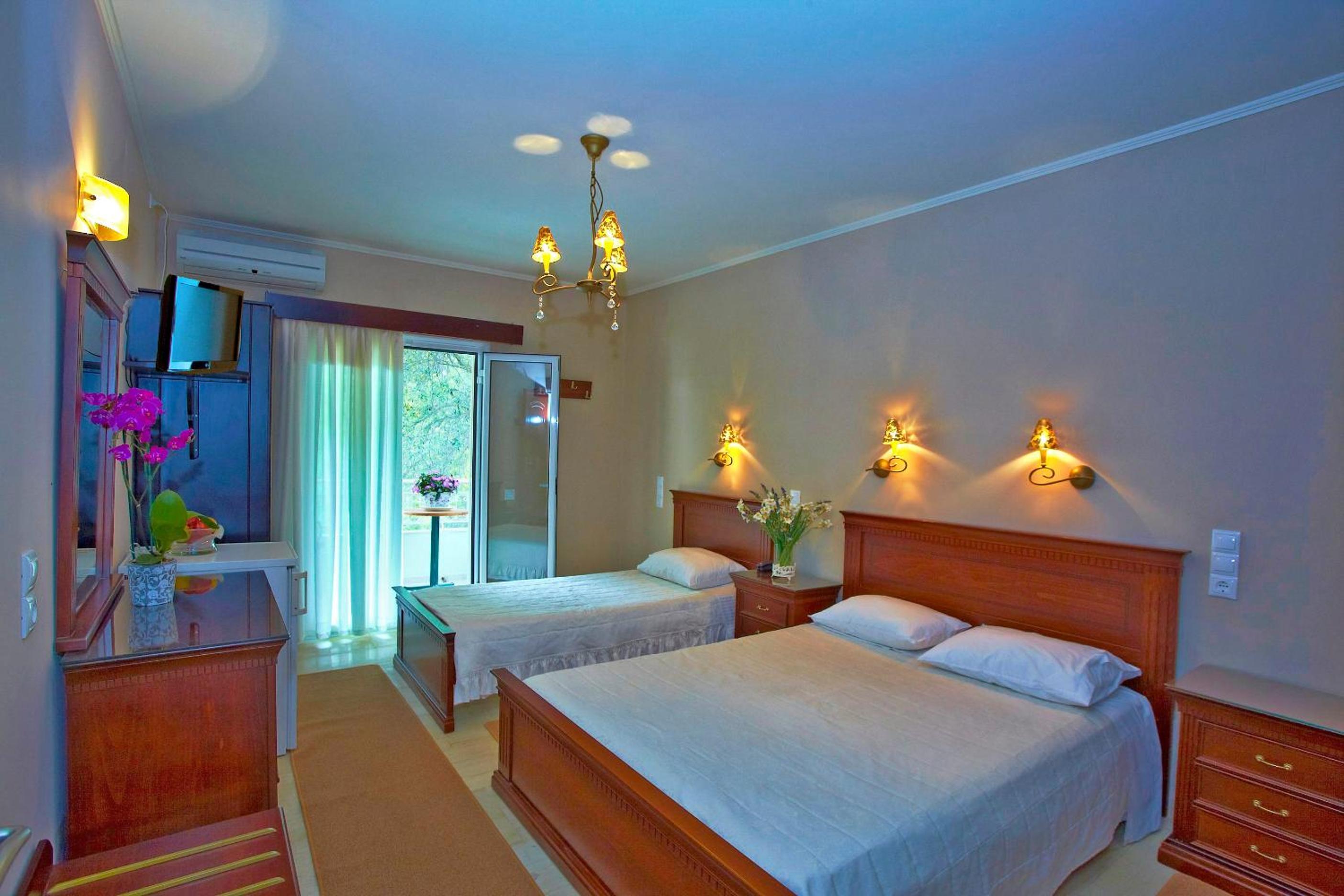 Triple Room with Balcony - Photo 4