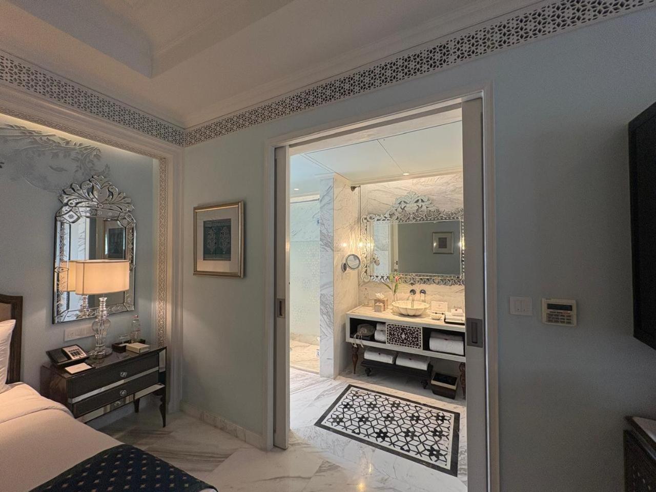 Grand Villa King Room photo 2