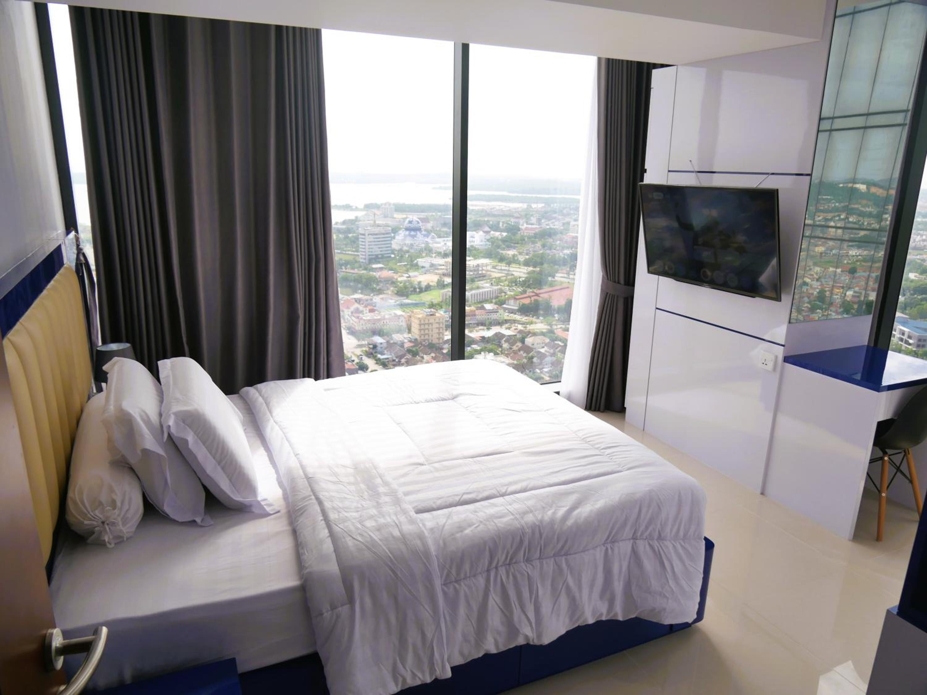 Two-Bedroom Apartment with Sea View - Photo 2