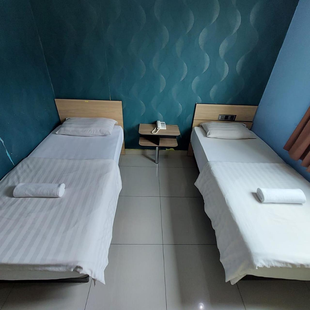 Standard Twin Room - Photo 3
