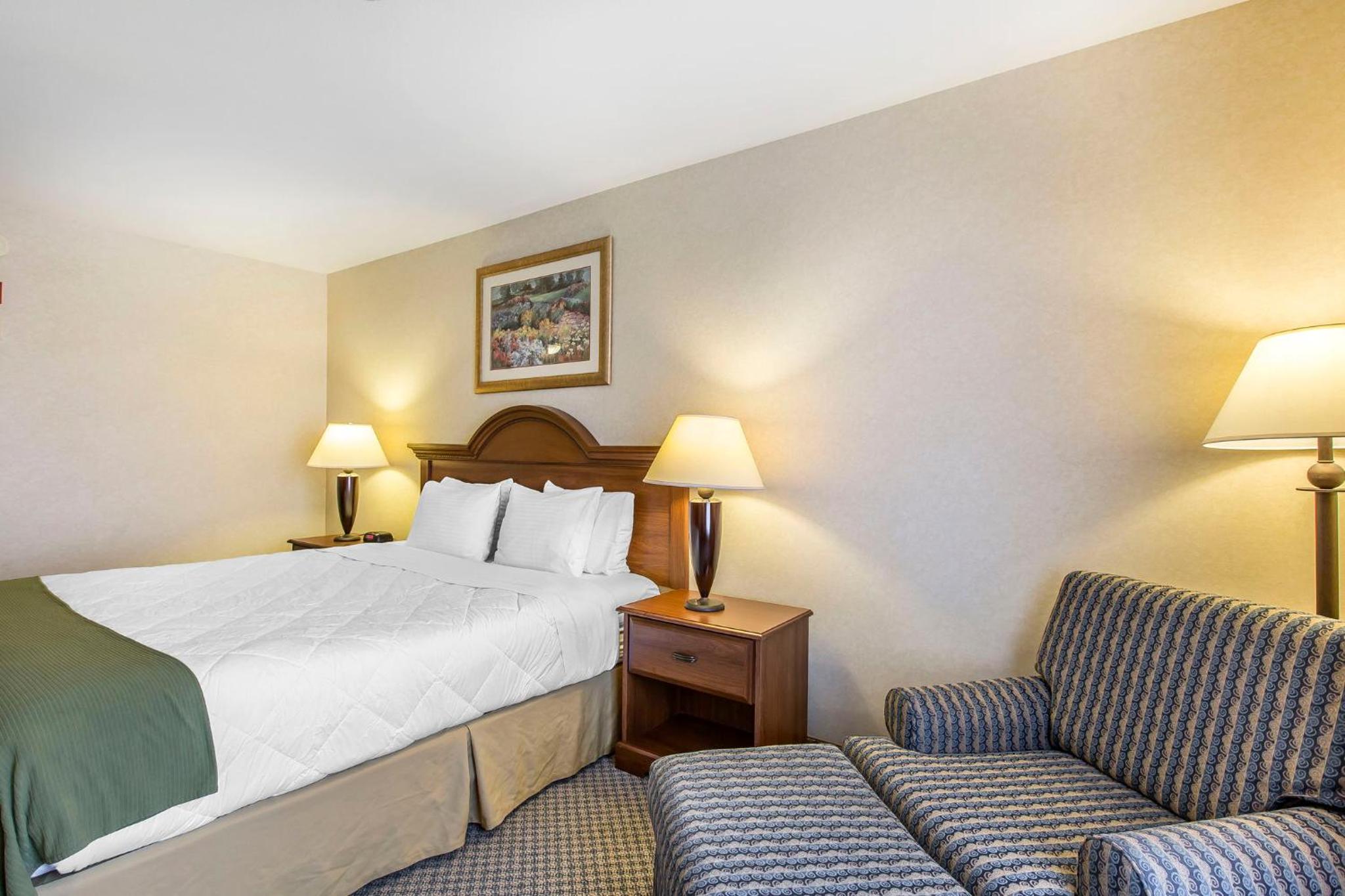 Standard King Room - Non-Smoking  - Photo 6