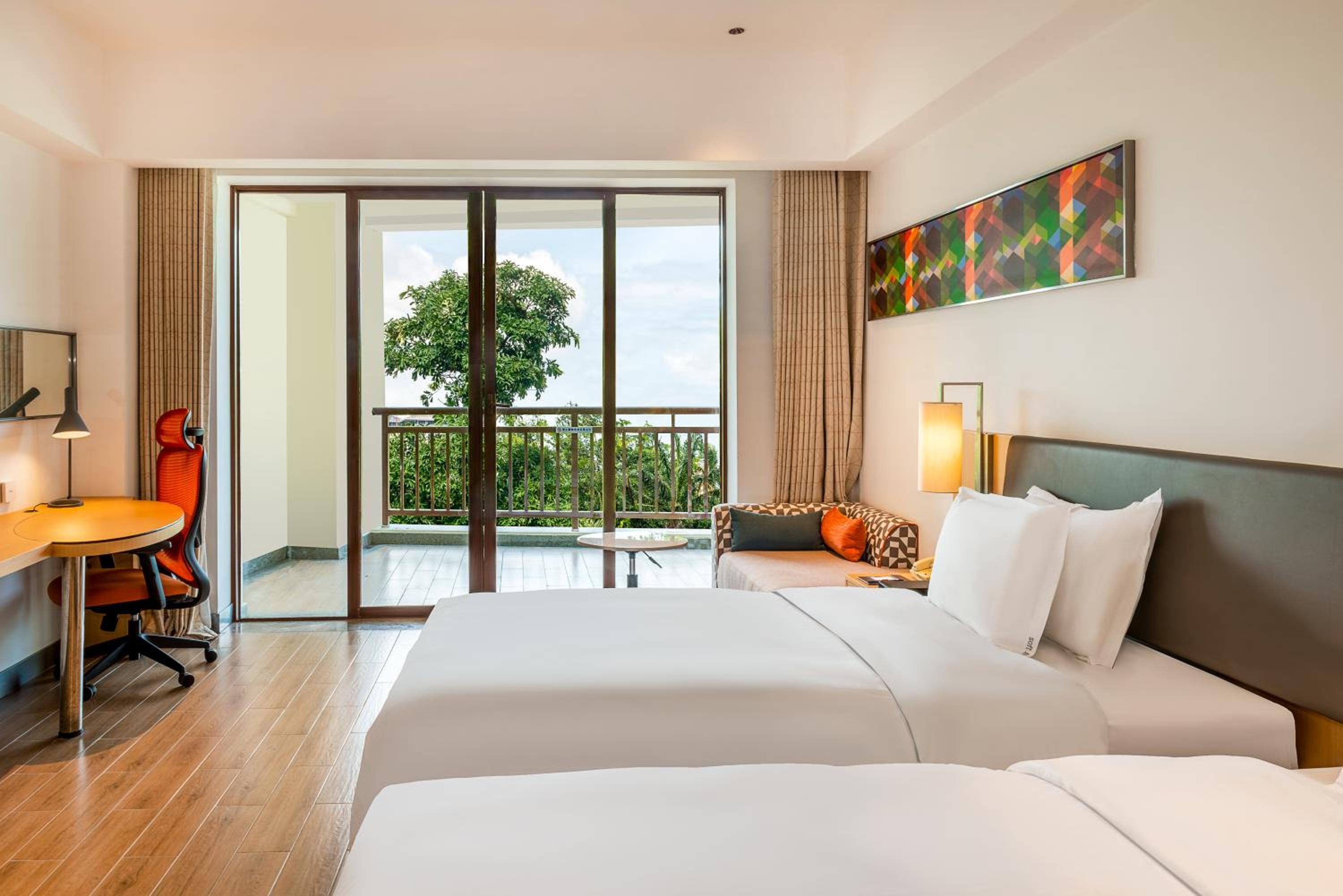 Queen Room with One Single Bed - Accessible photo 2