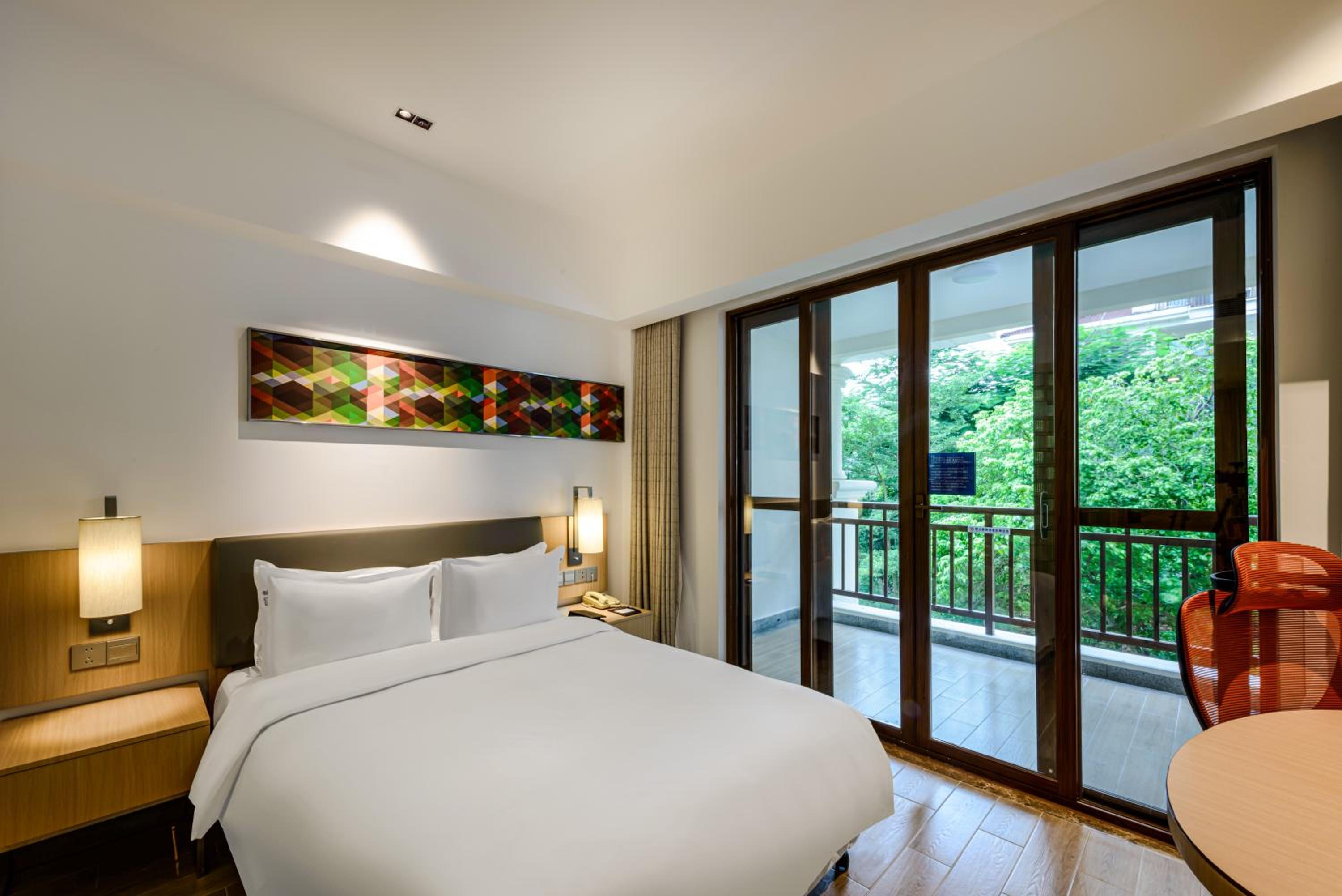 Queen Room with One Single Bed - Accessible photo 1