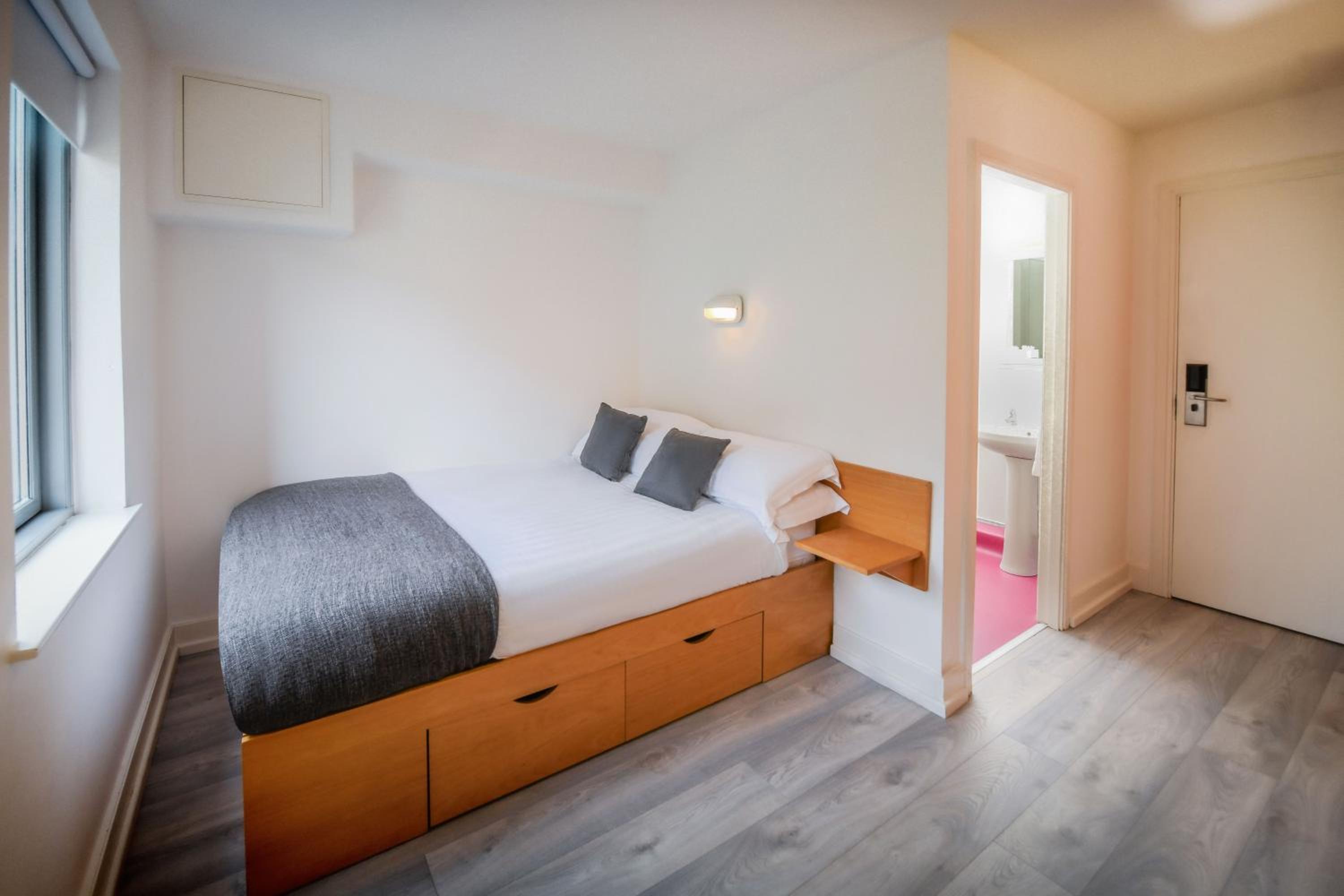 Single Room with Private Bathroom photo 2