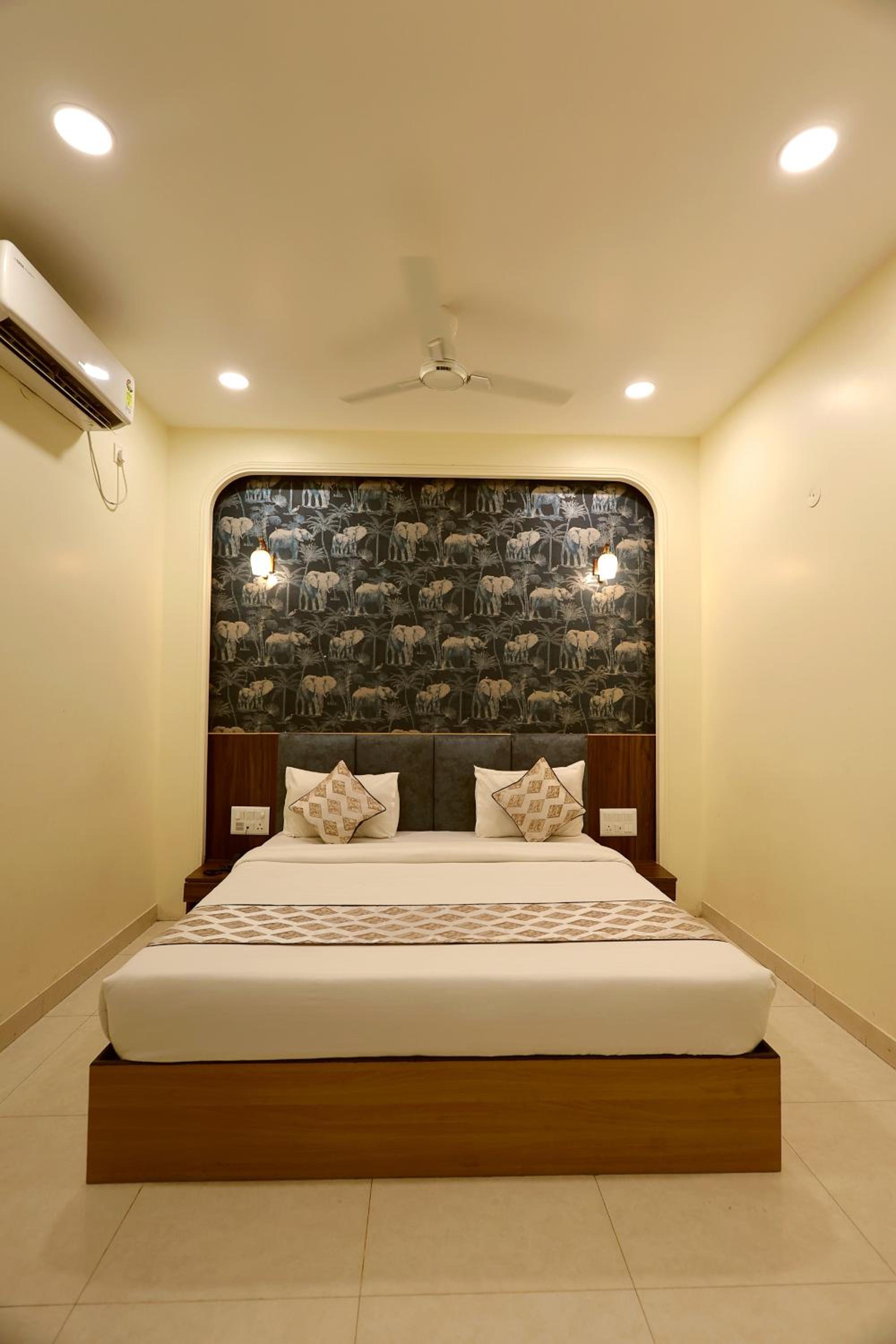 Standard Double Room - Photo 12