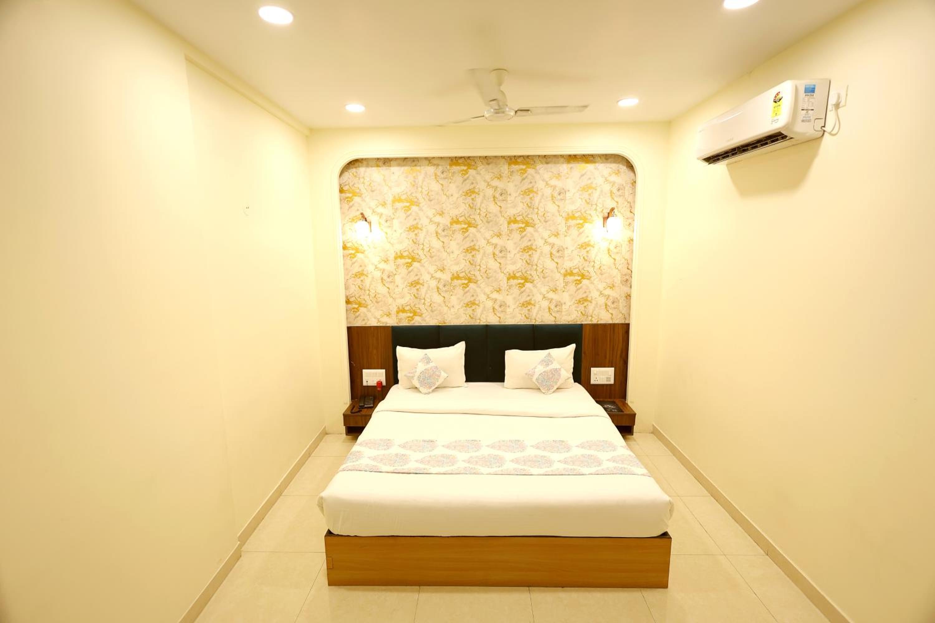 Standard Double Room - Photo 9