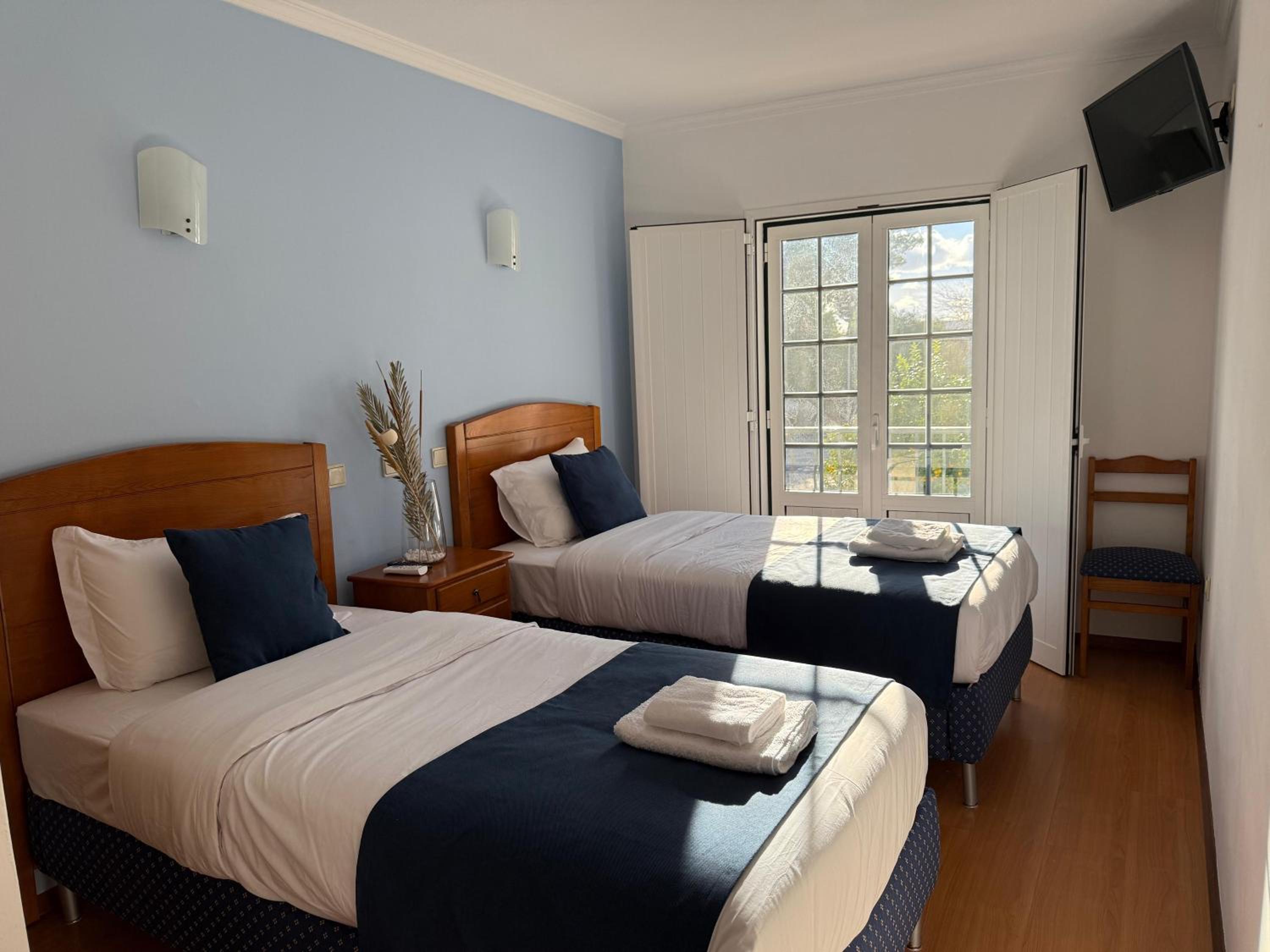 Economy Twin Room photo 2