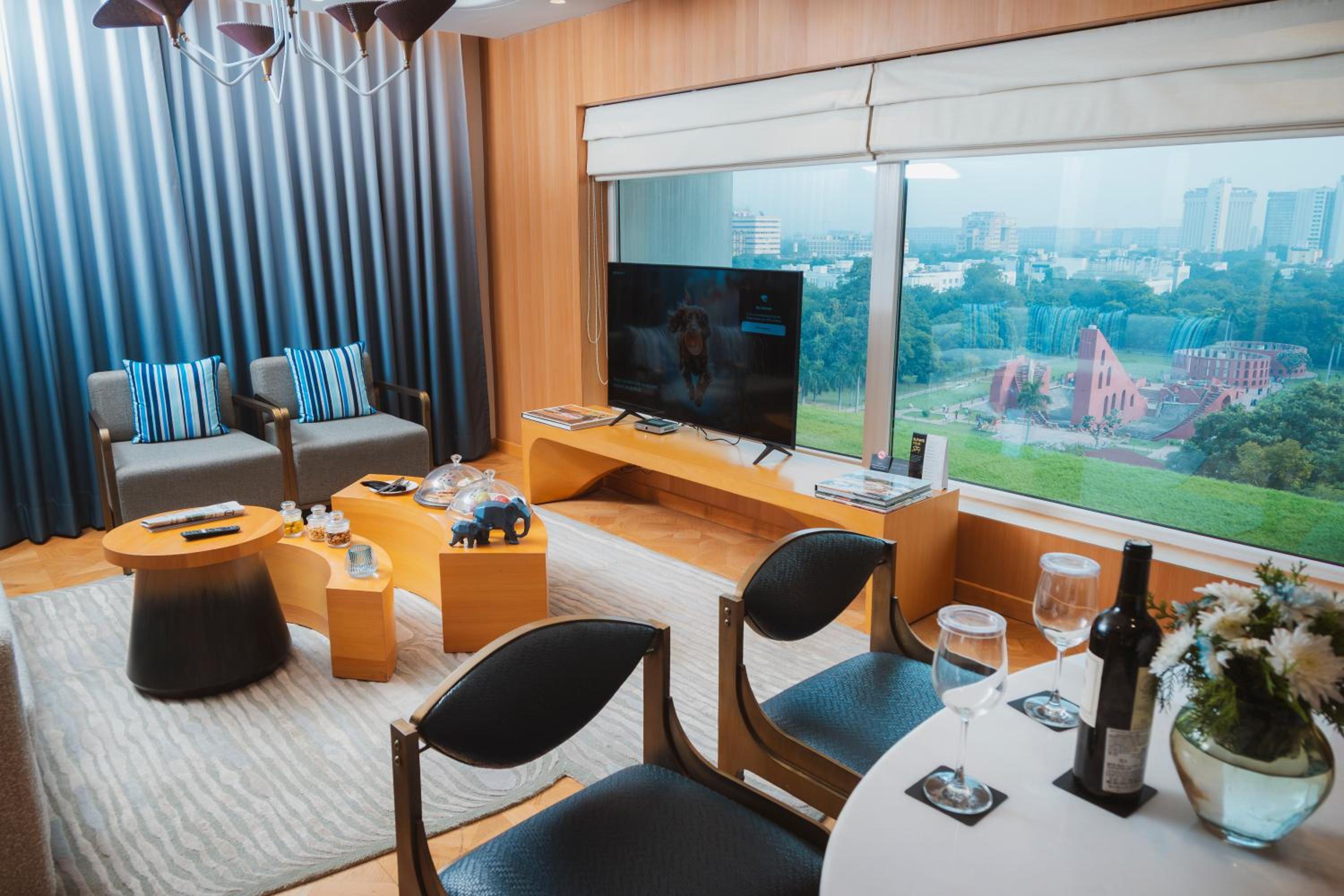 One-Bedroom Suite with 15% off Spa and Salon services,15% Discount on Food and Soft Beverages , Happy Hours – 11:30 AM to 07:00 PM photo 1