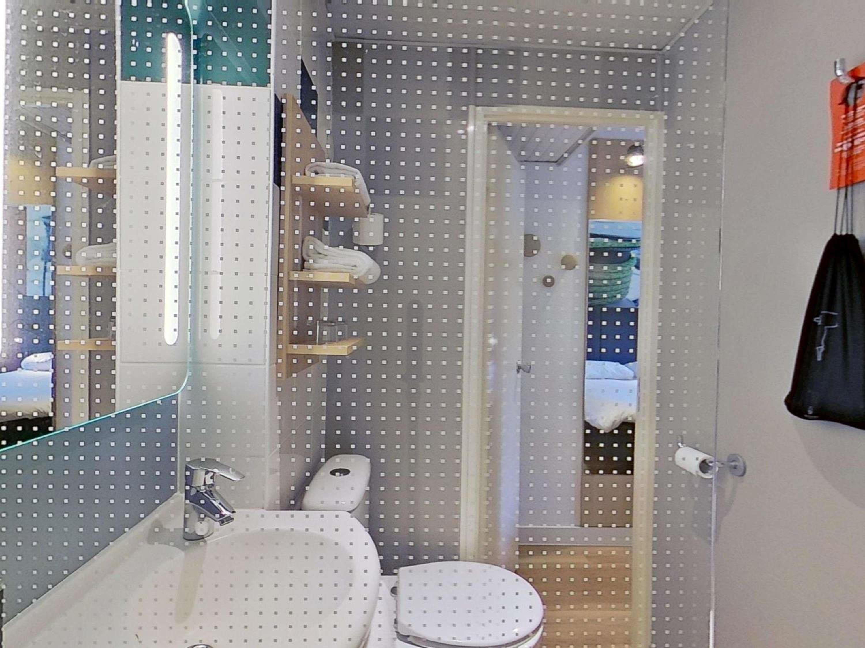 Standard Room with Double Bed and Twin Beds - Photo 1