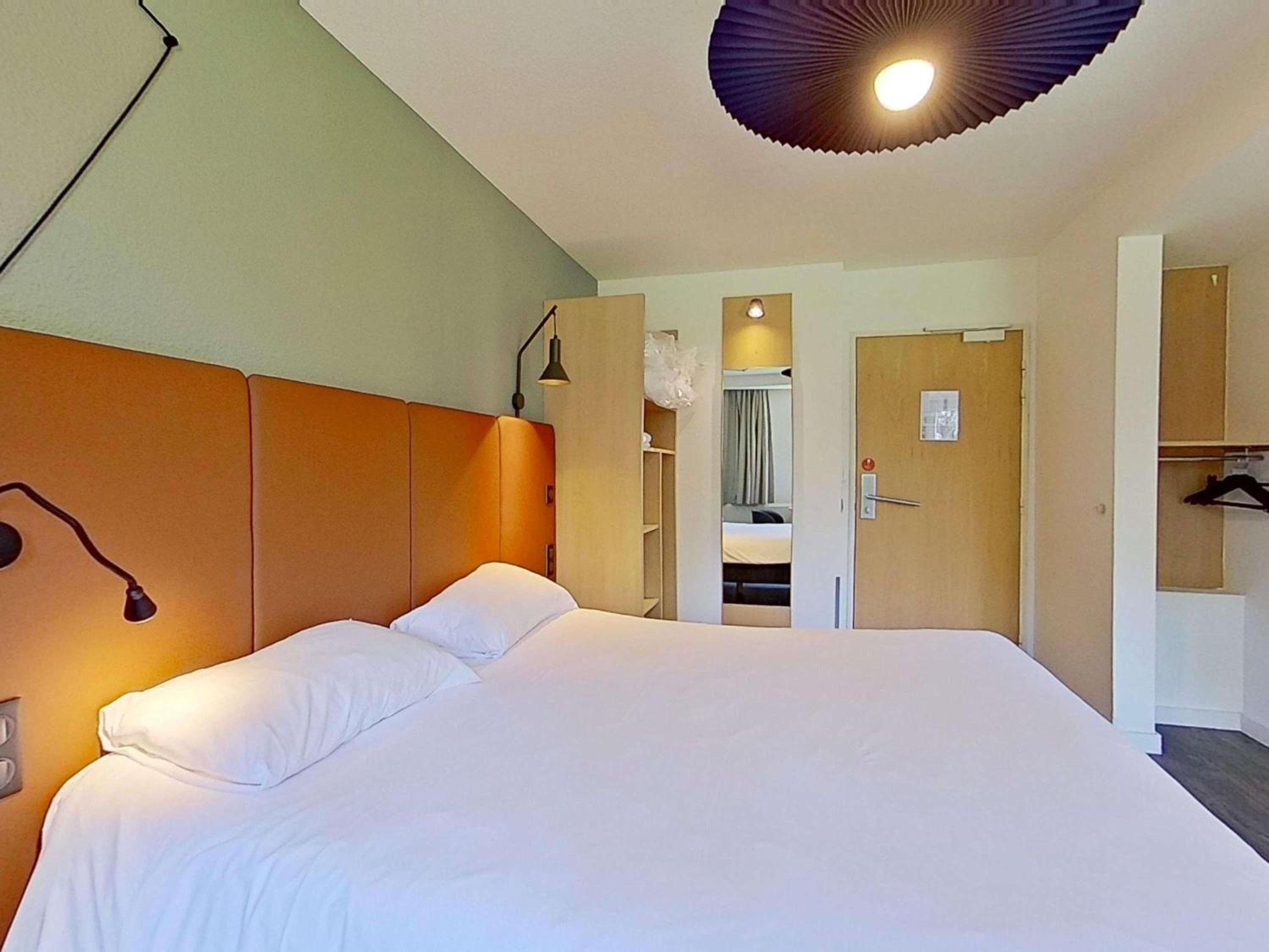 Standard Room with Double Bed and Twin Beds - Photo 4