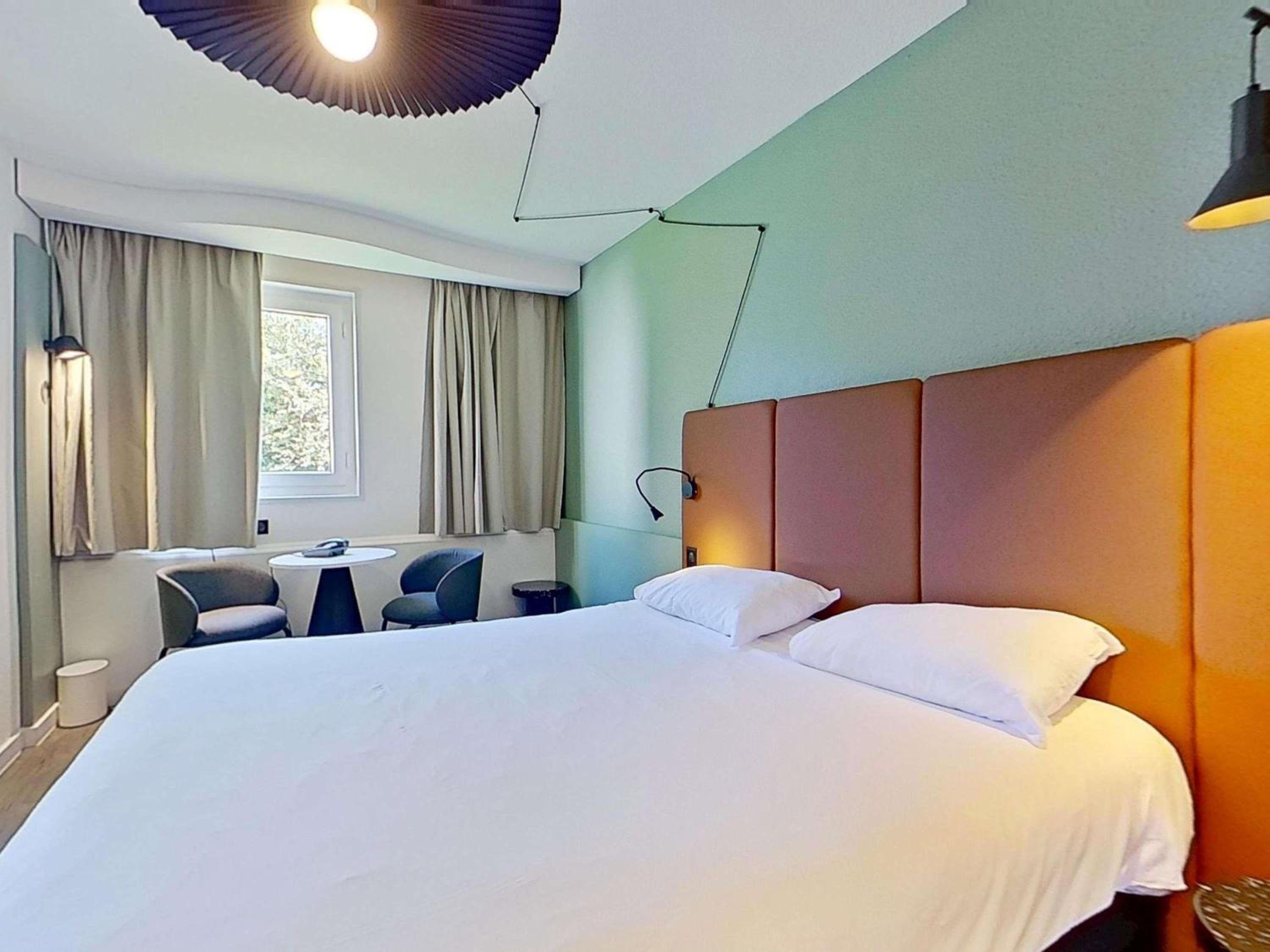 Standard Room with Double Bed and Twin Beds - Photo 2