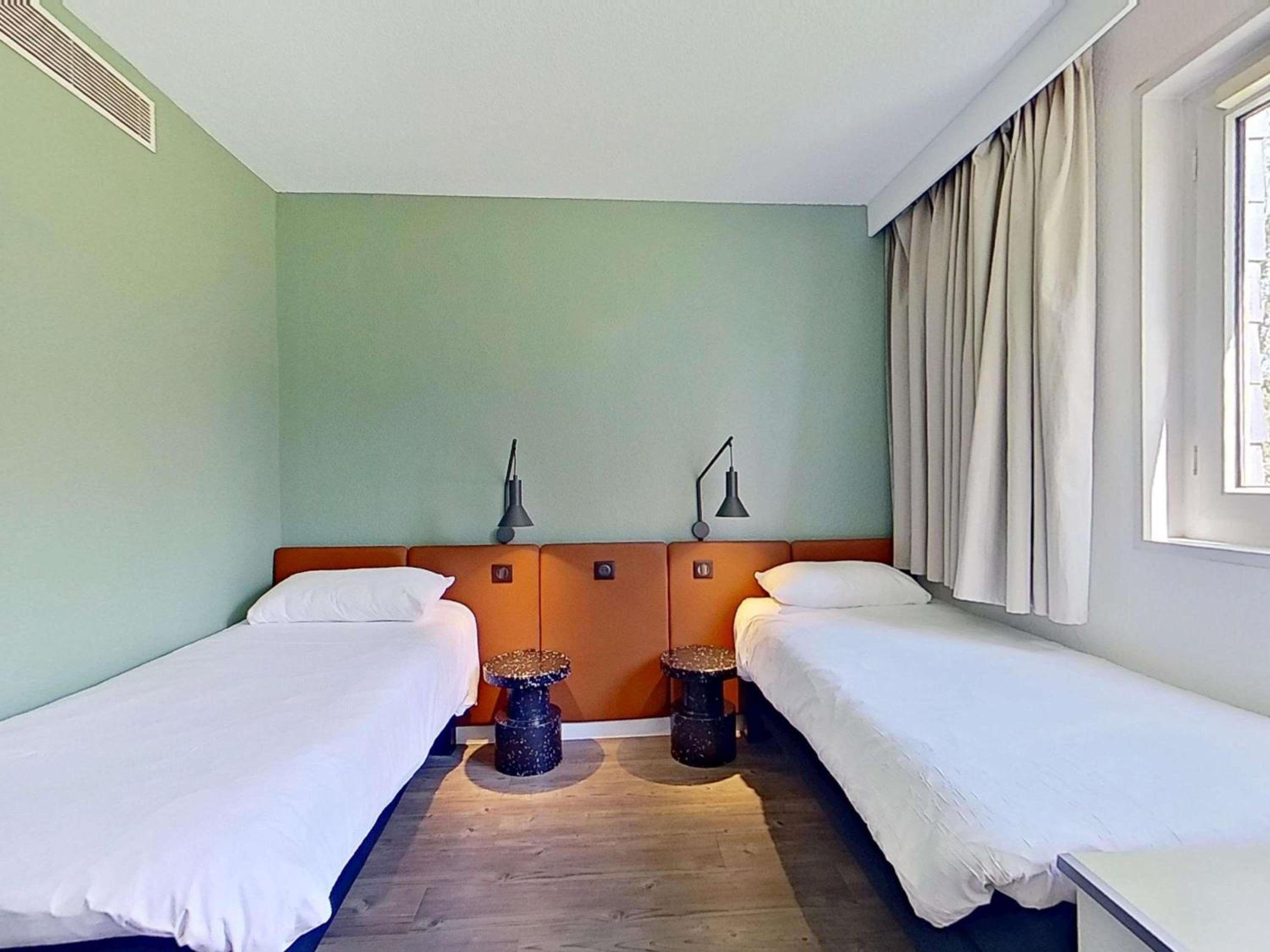 Standard Room with Double Bed and Twin Beds - Photo 3