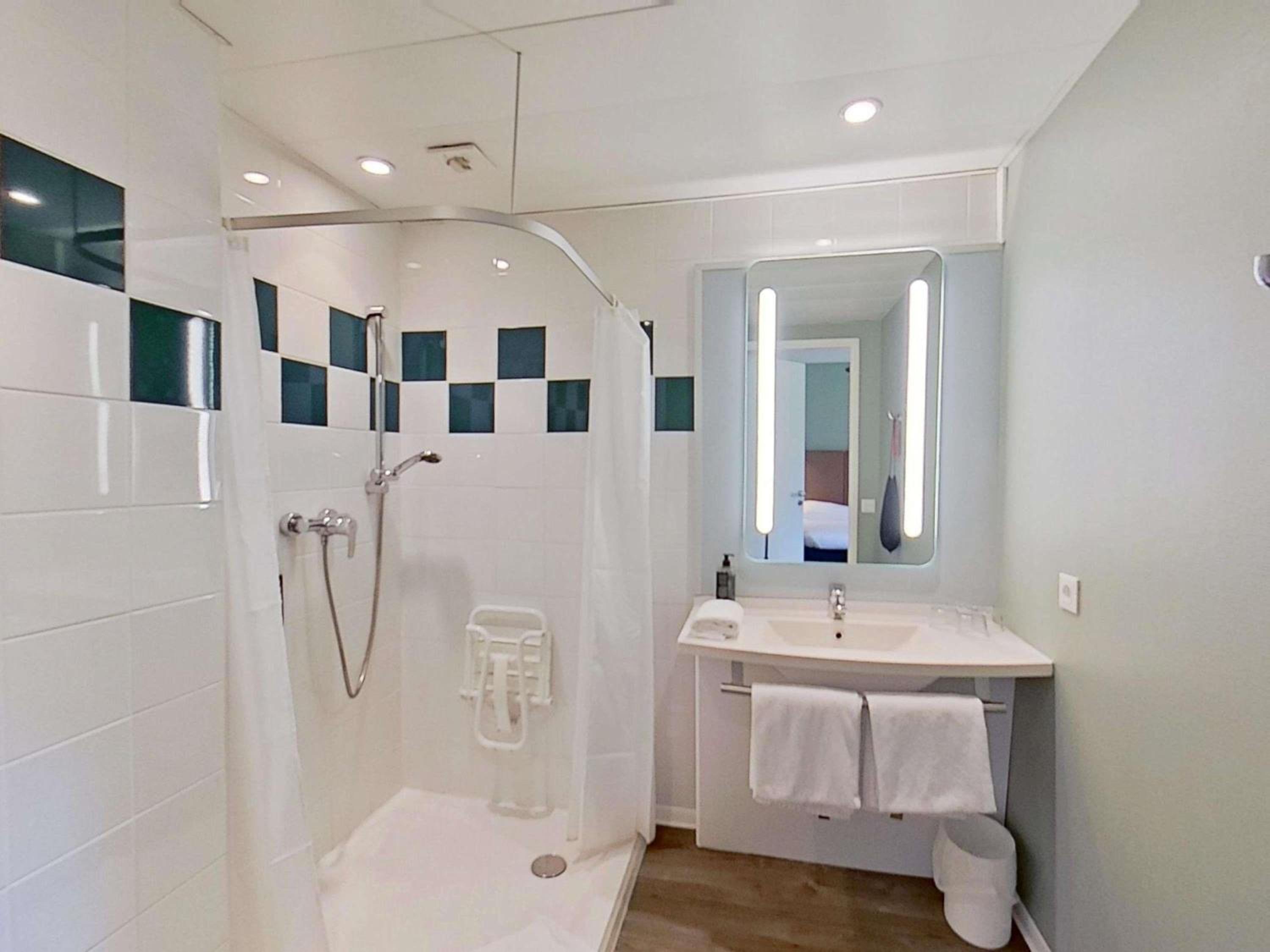 Standard Room with Double Bed and Twin Beds - Photo 6