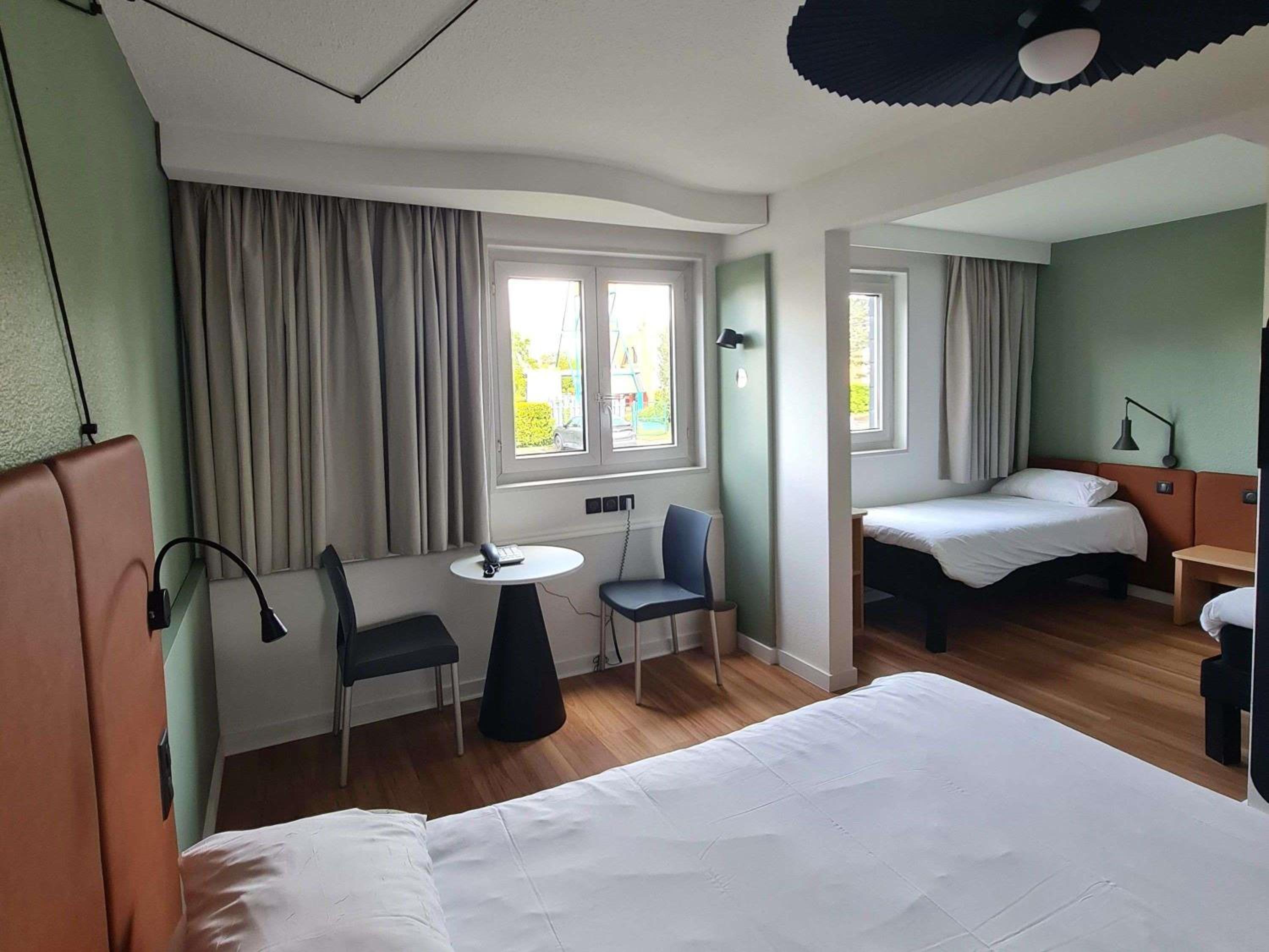 Standard Room with Double Bed and Twin Beds - Photo 5