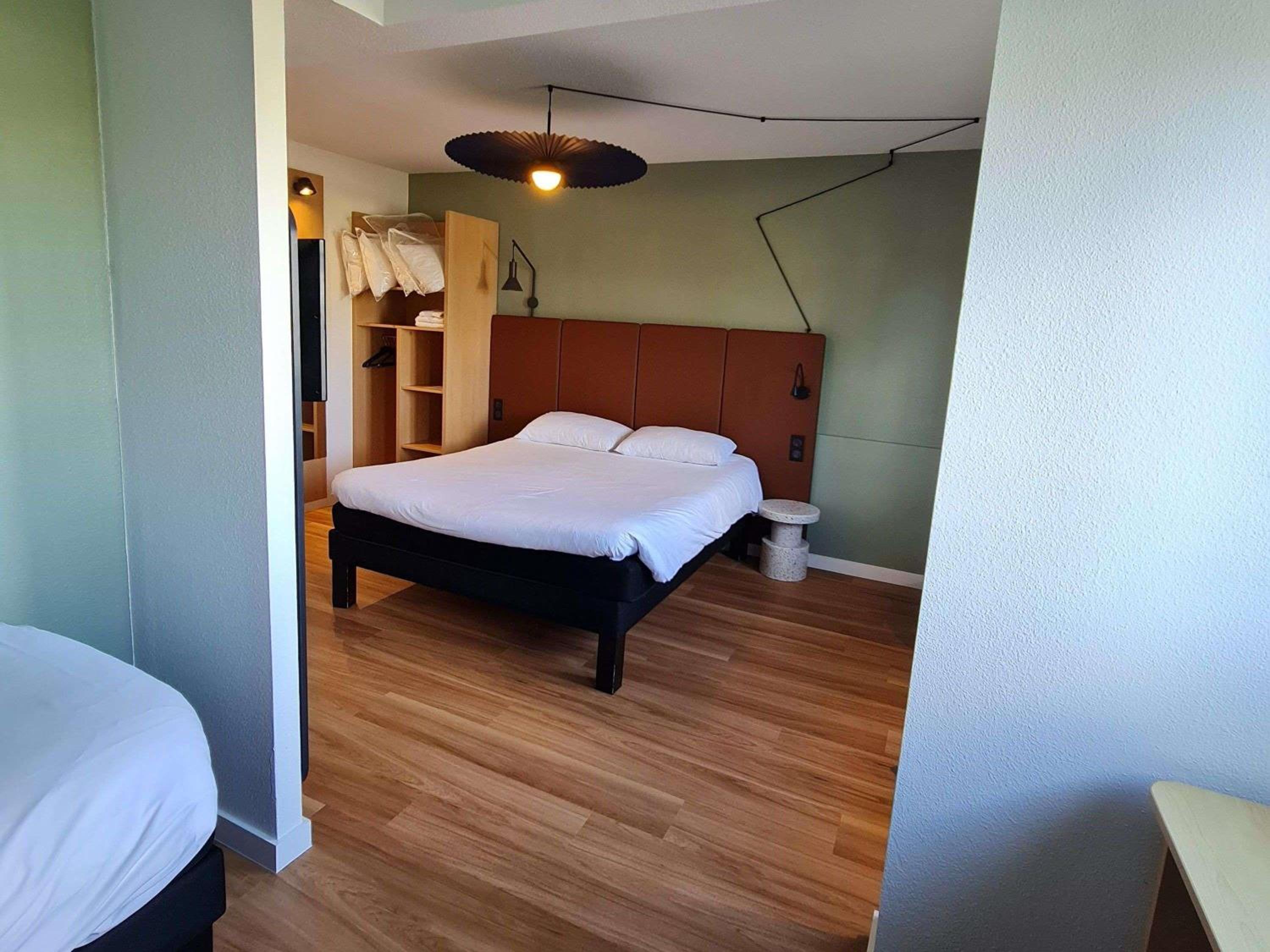 Standard Room with Double Bed and Twin Beds - Photo 7