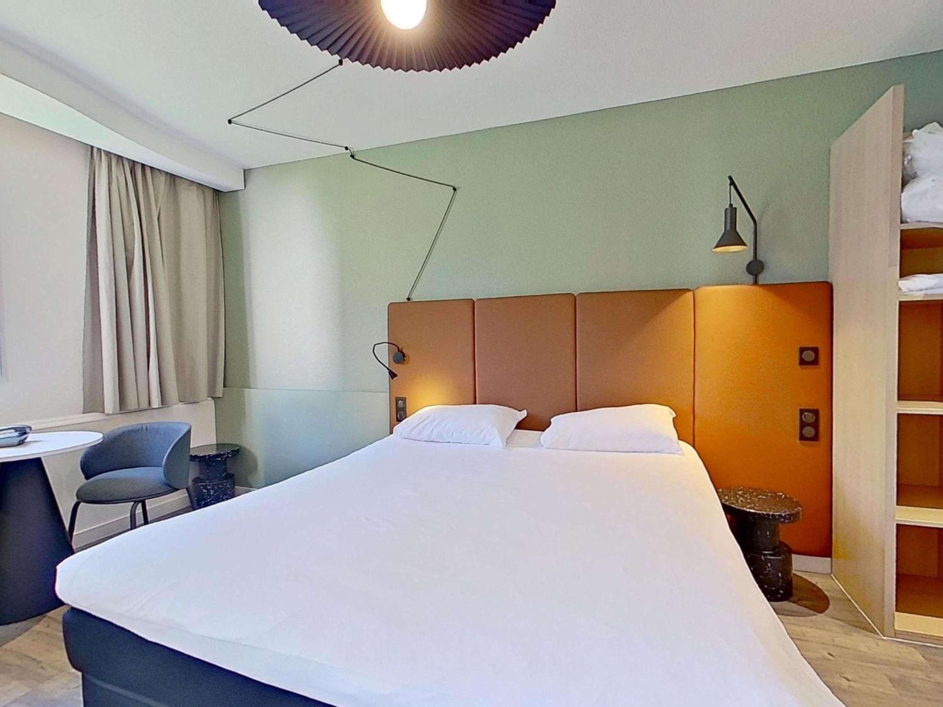 Standard Room with Double Bed and Twin Beds - Photo 9