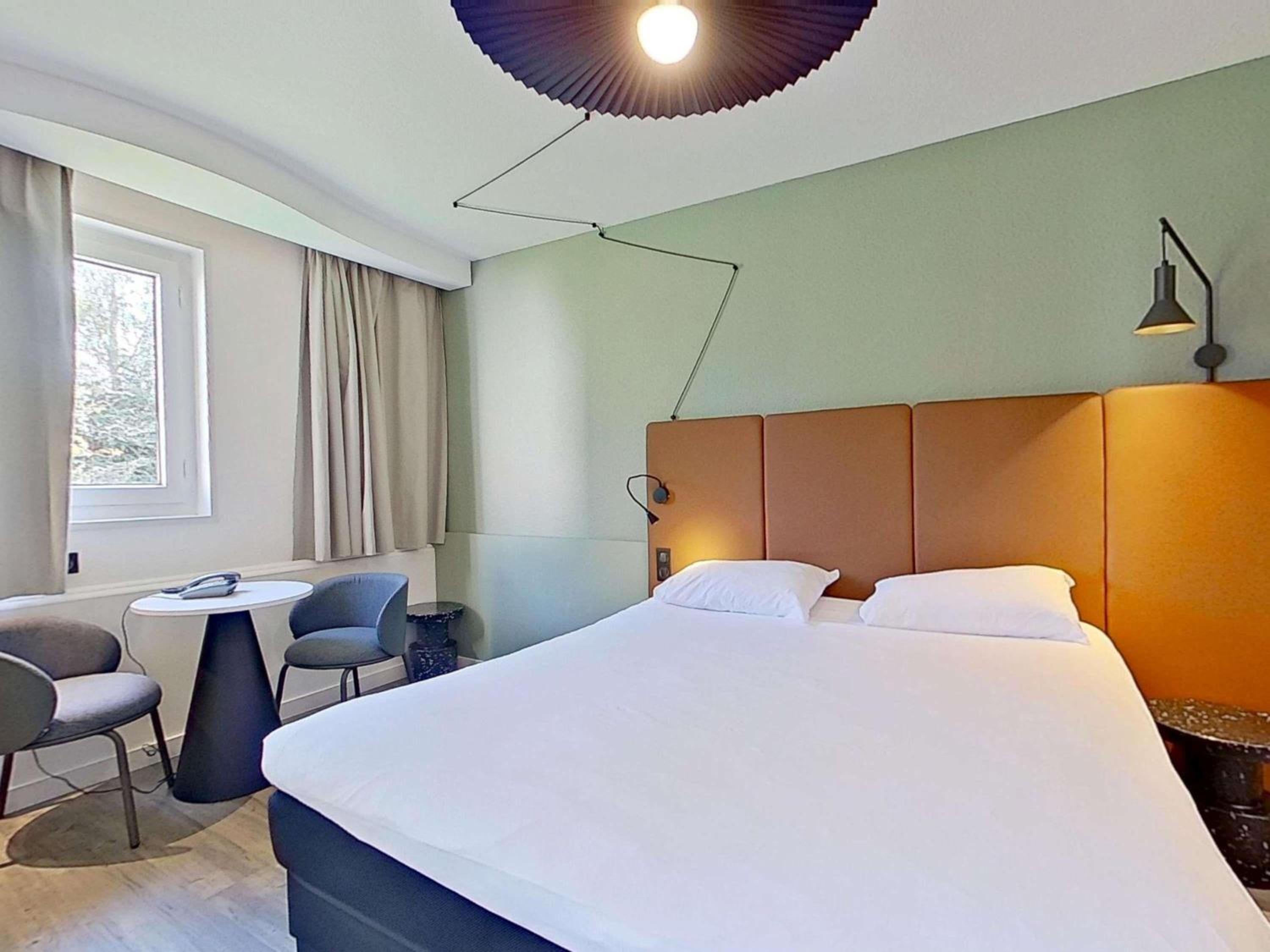 Standard Room with Double Bed and Twin Beds - Photo 10