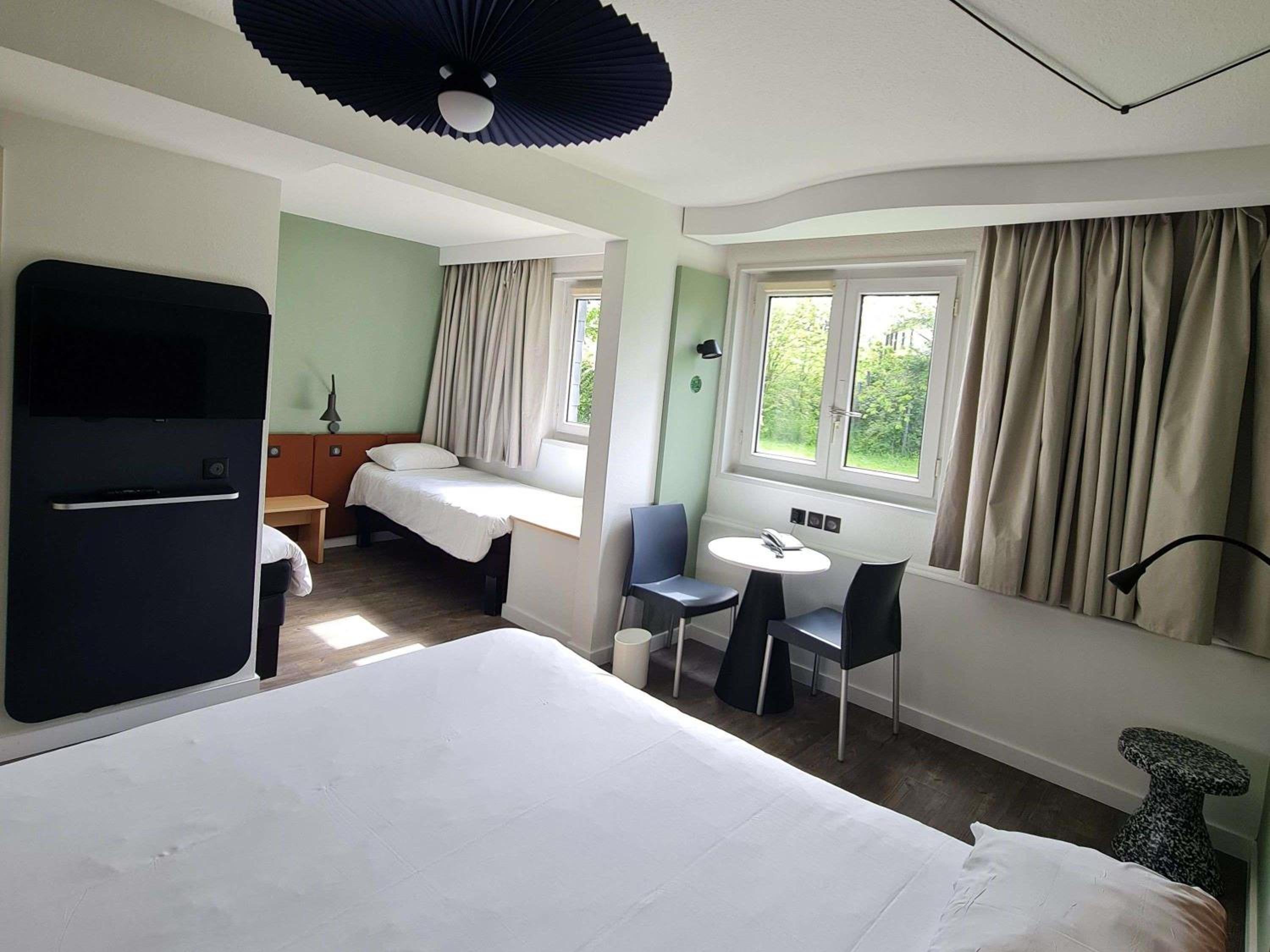 Standard Room with Double Bed and Twin Beds - Photo 8
