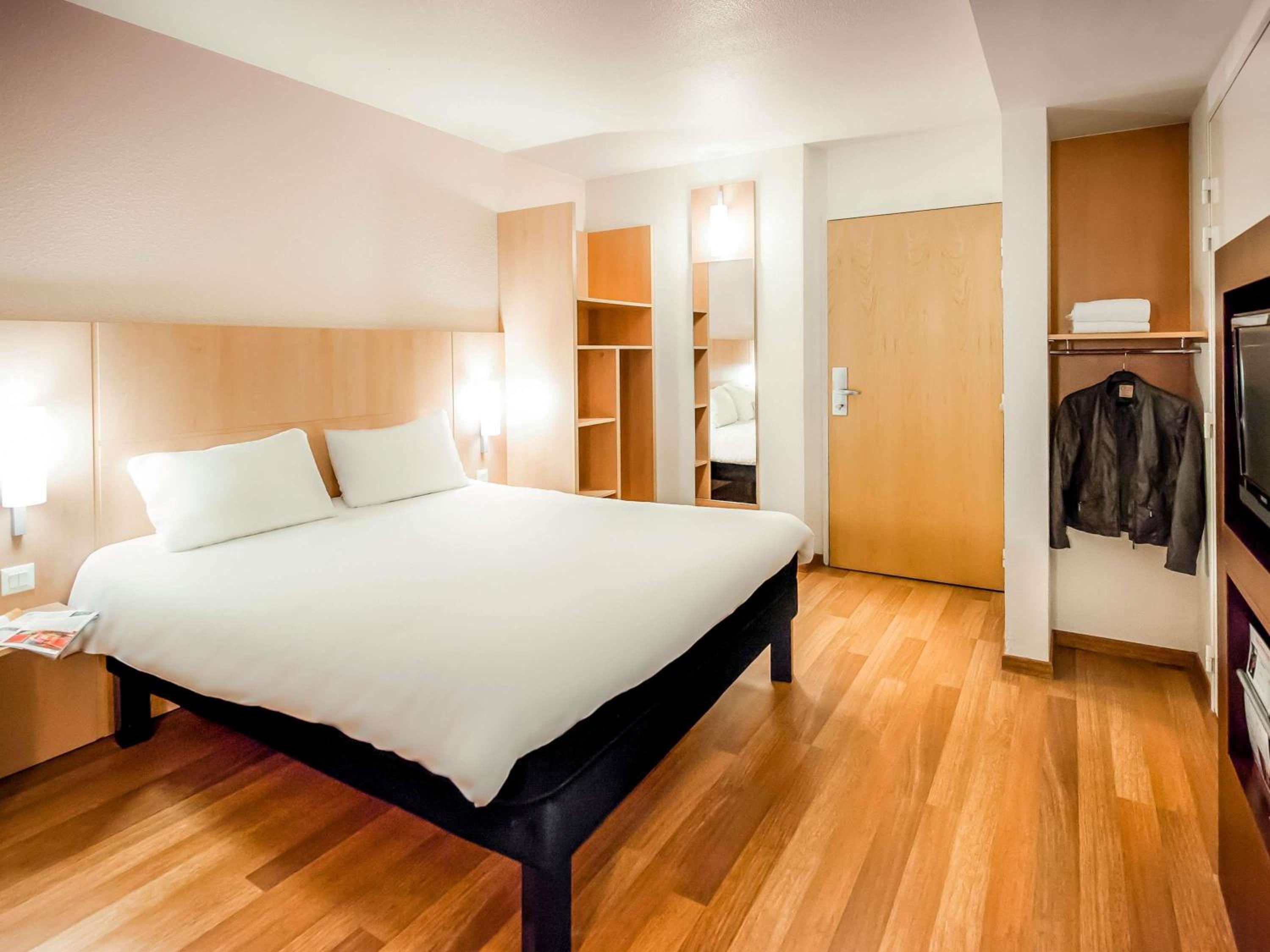 Standard Room with Double Bed and Twin Beds - Photo 11