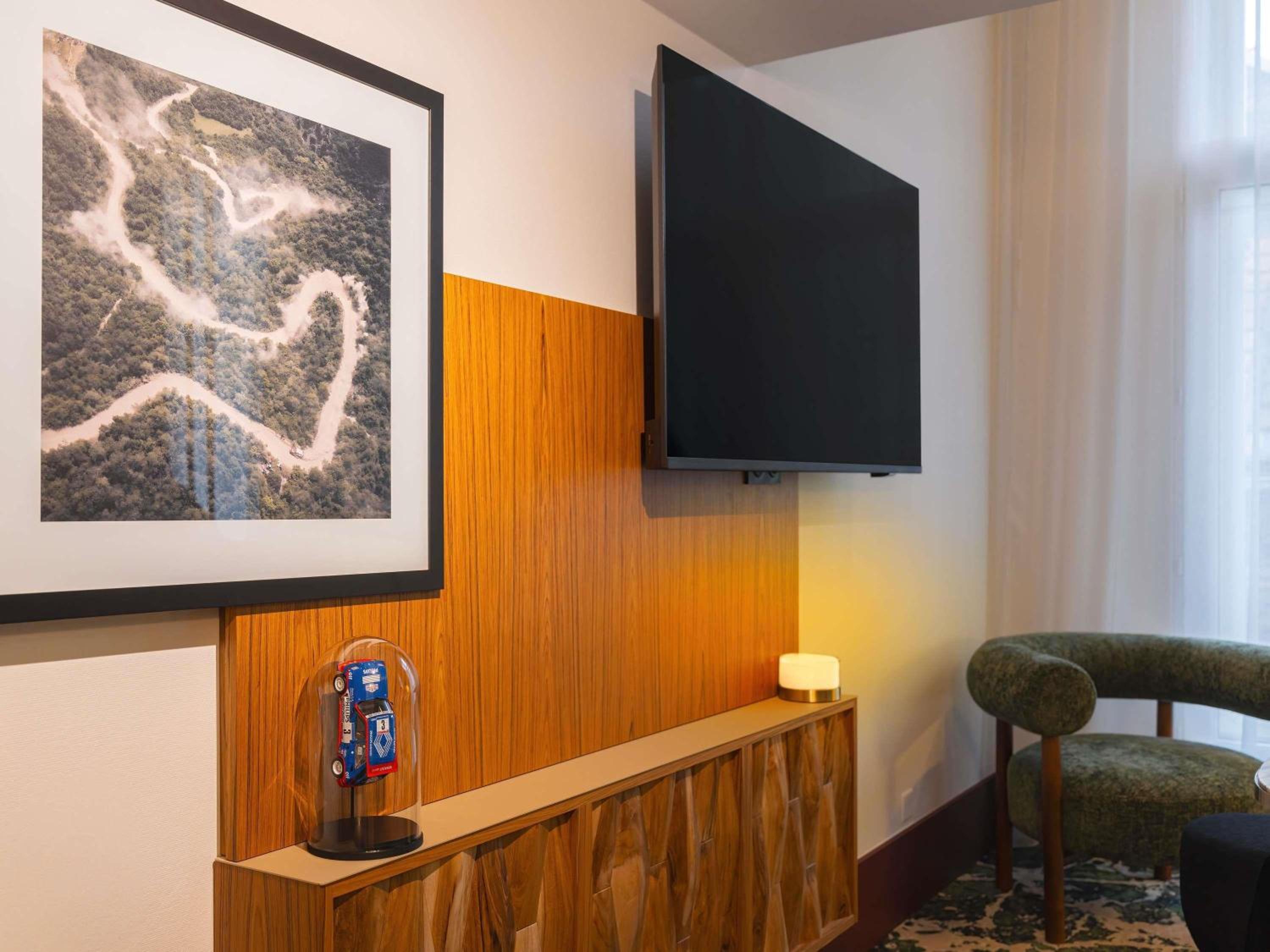 Junior Suite with Double Bed and Sofa Bed - Photo 11
