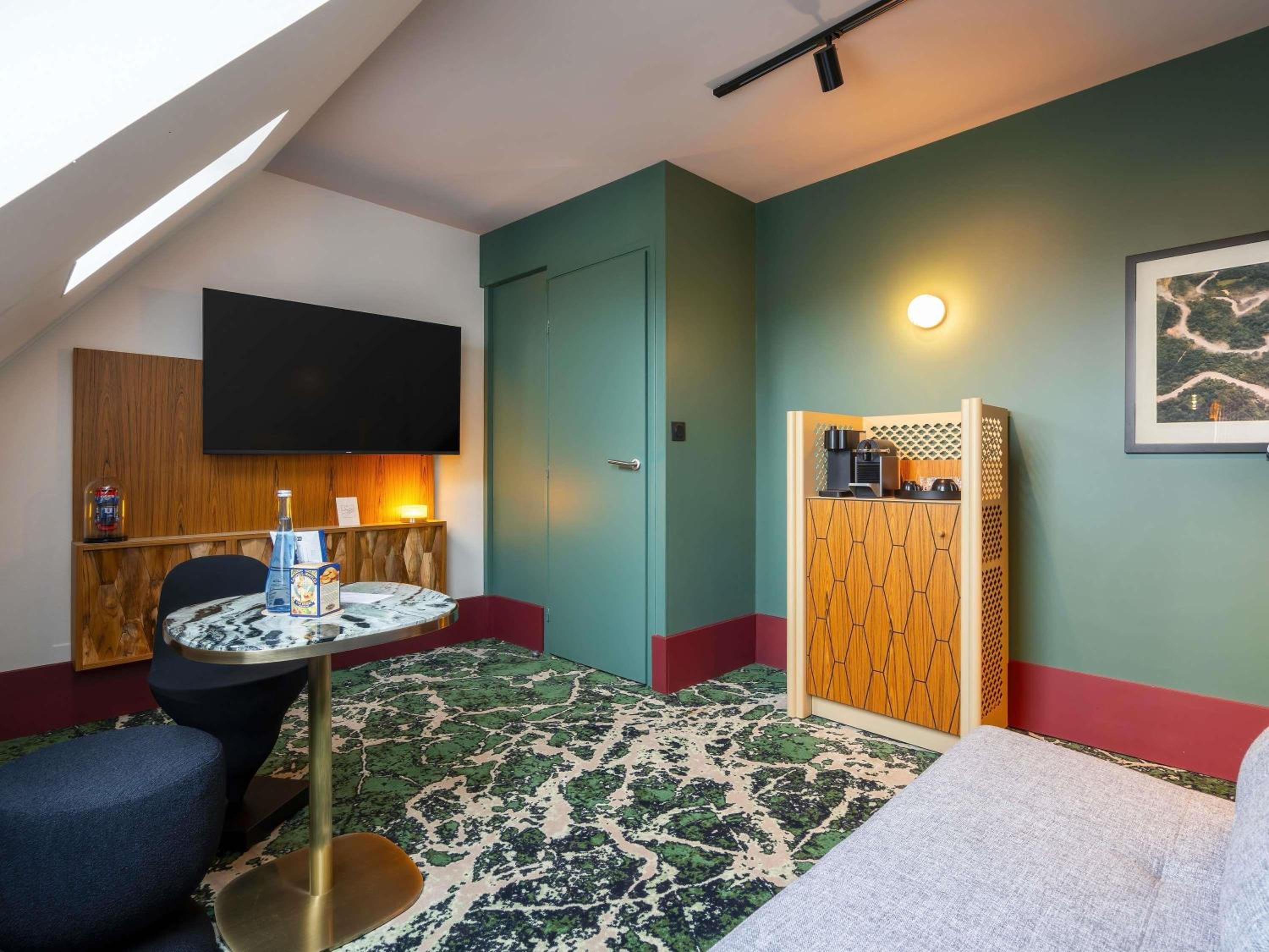 Deluxe Suite with One Queen Bed and Sofa - Photo 5