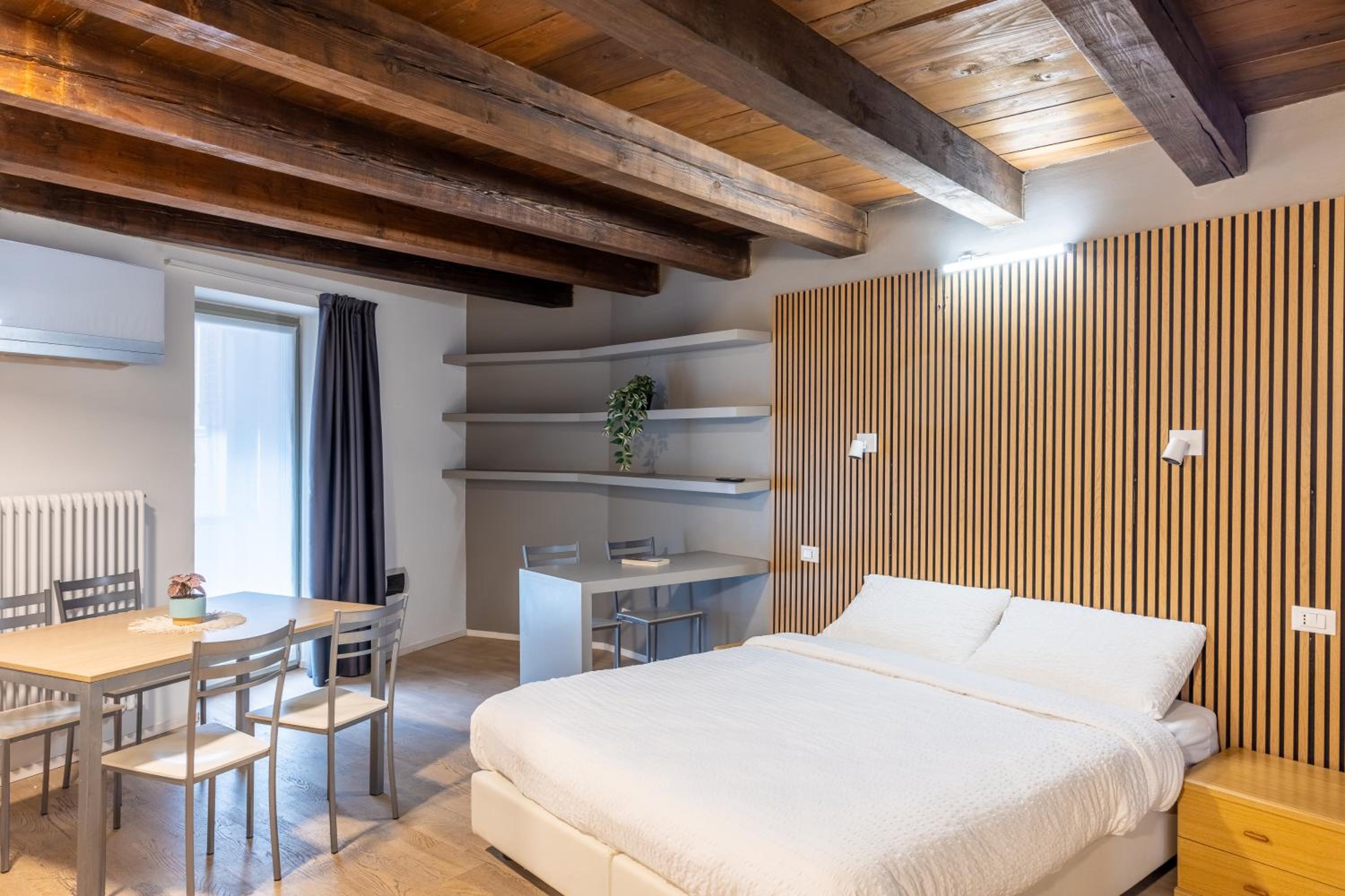 Three-Bedroom Apartment with Balcony photo 1