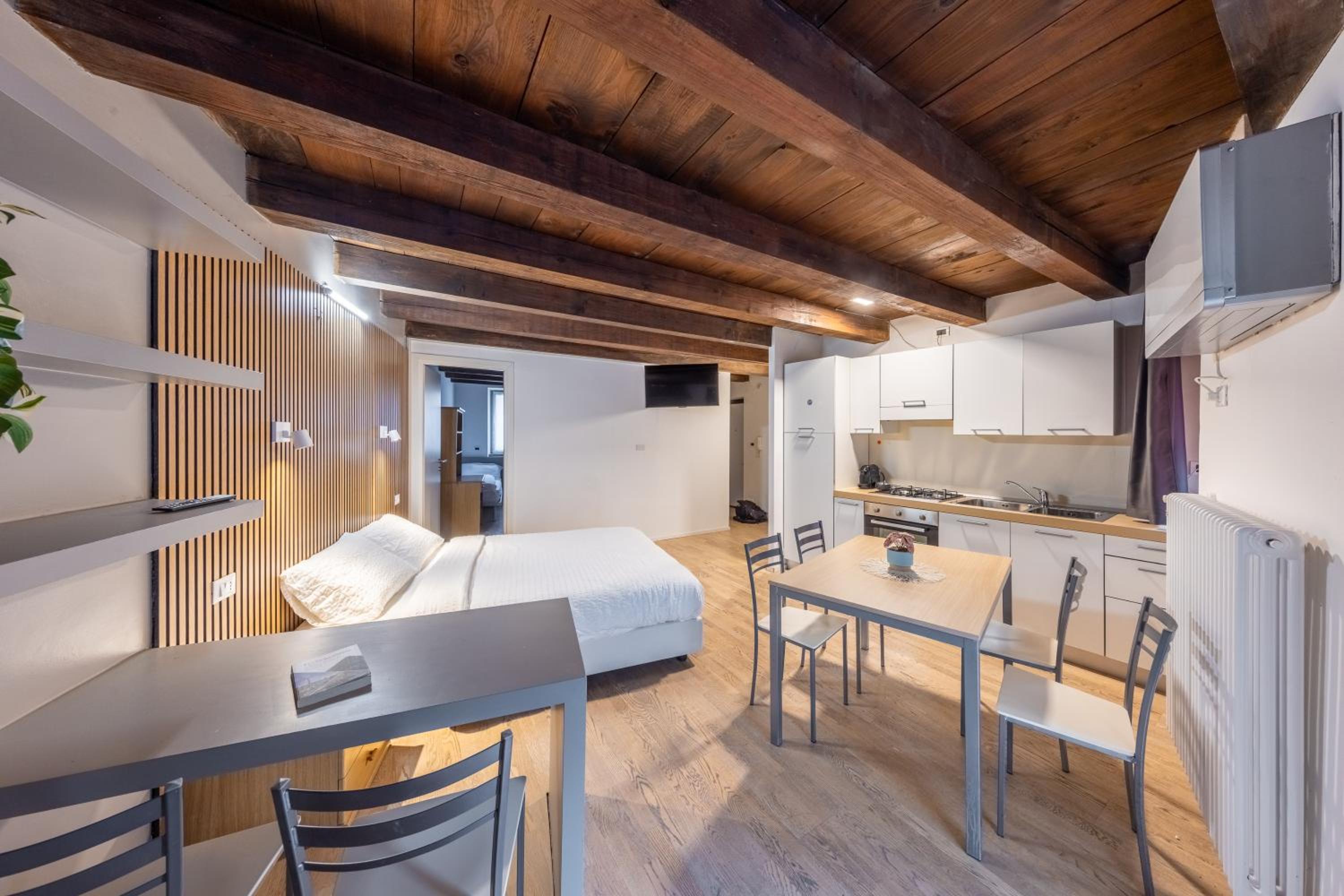 Three-Bedroom Apartment with Balcony photo 3