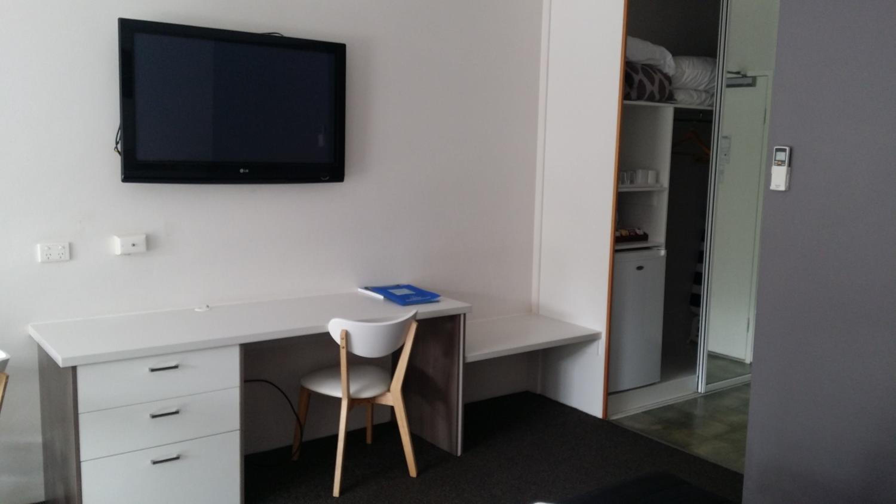 Family Room - Photo 2