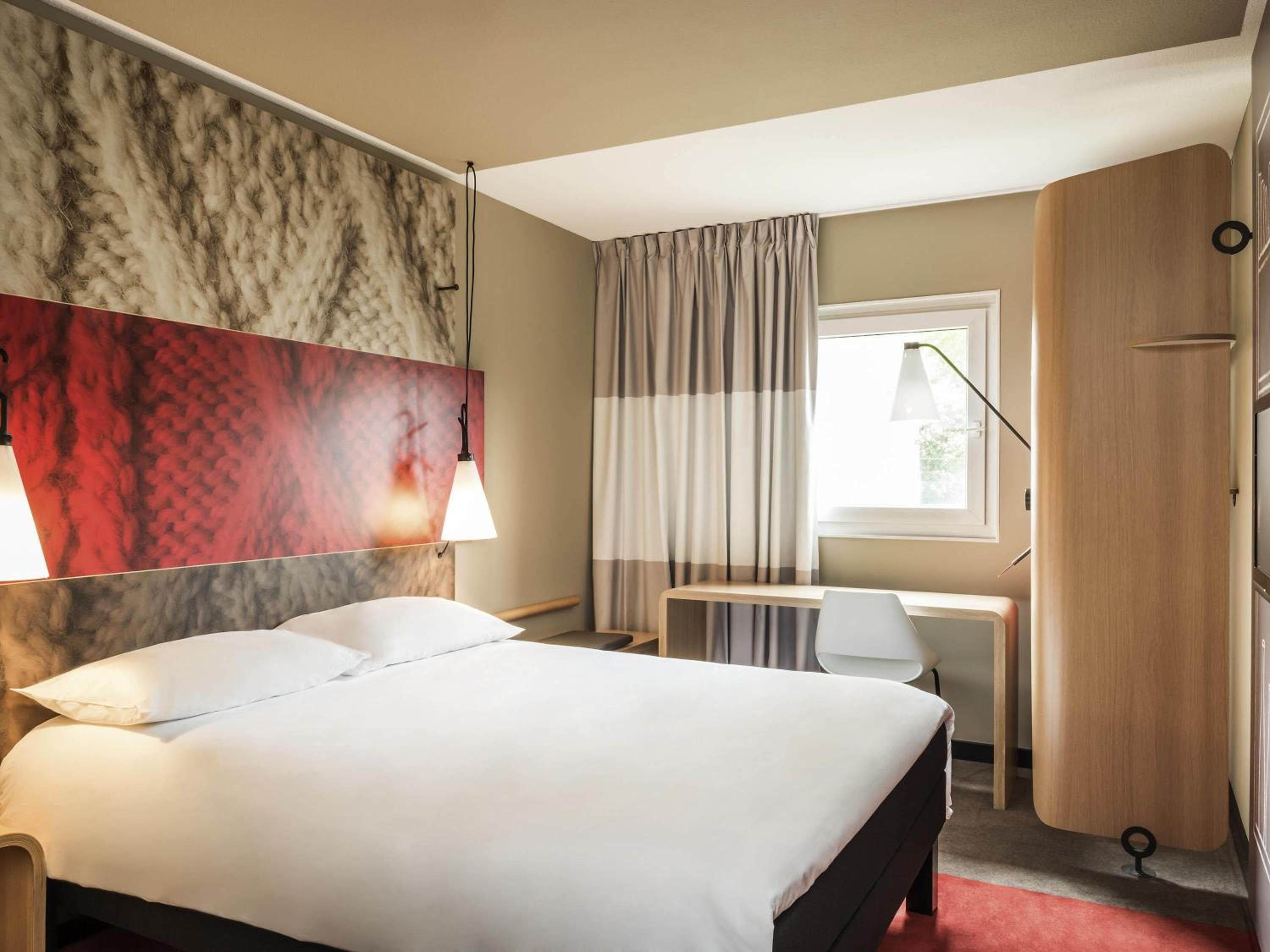 Standard Room with One Double Bed and One Single Bed thumbnail 5