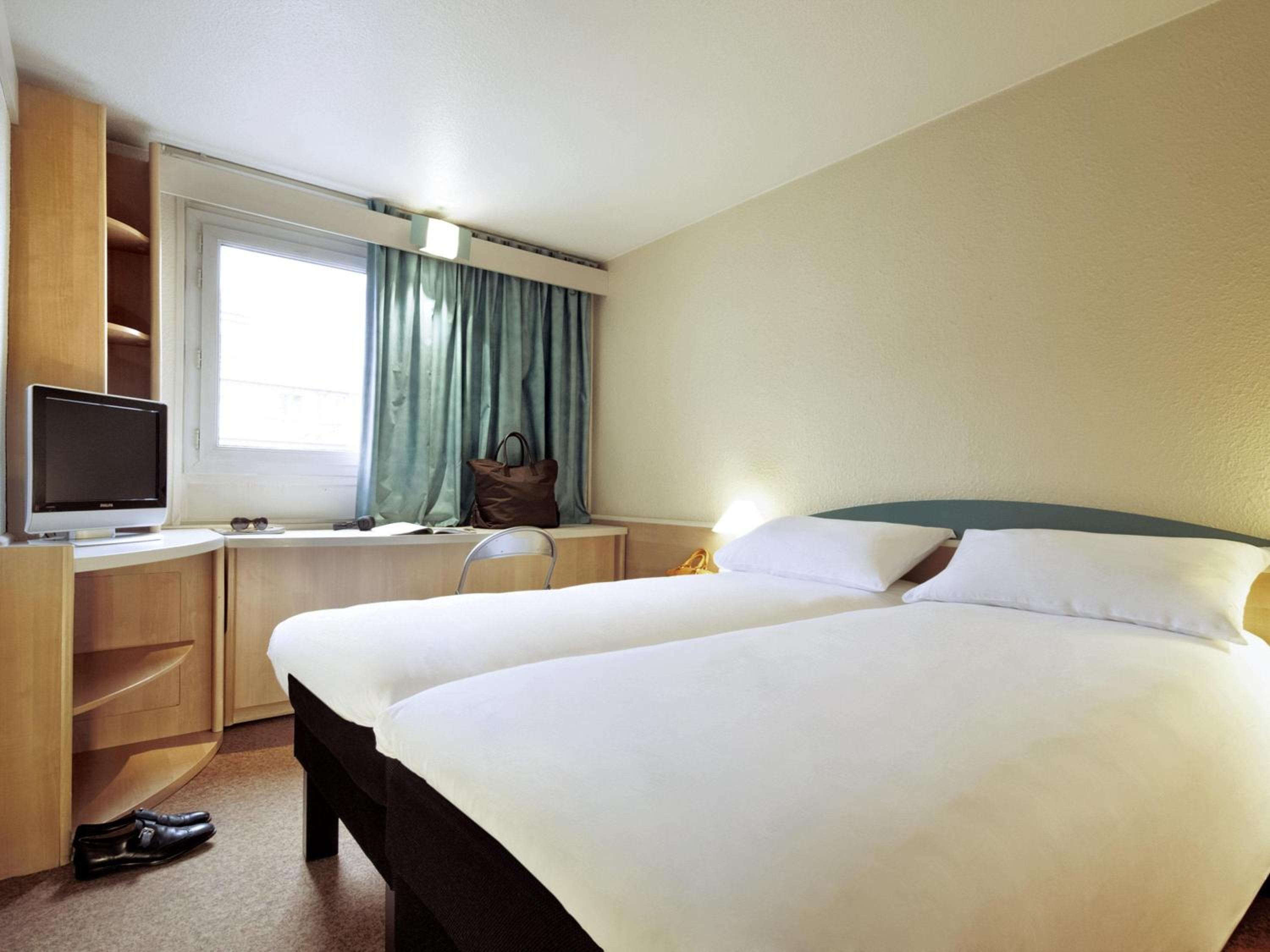 Standard Room with 2 Single Beds - Photo 1