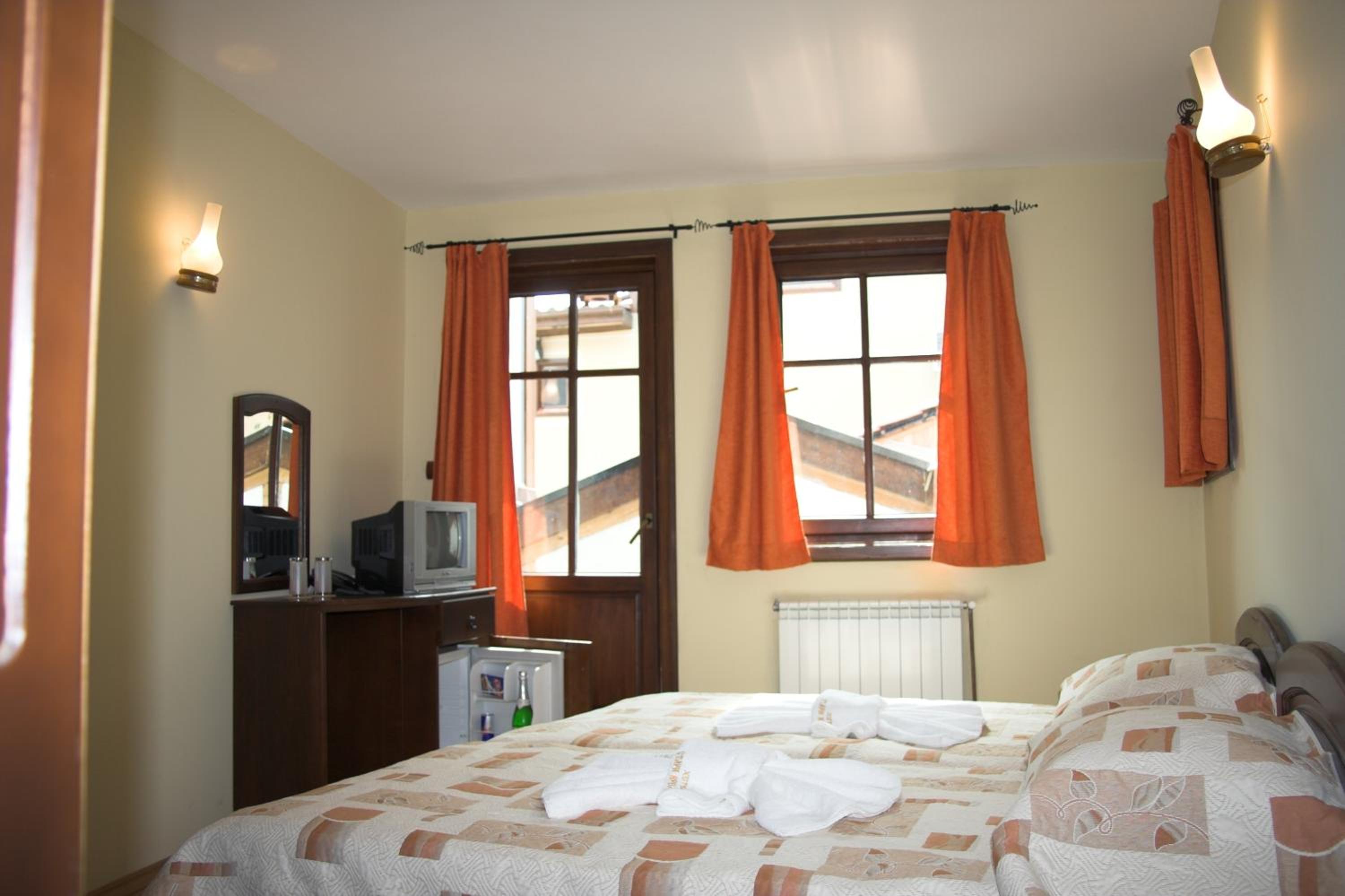 Double or Twin Room with Balcony - Photo 2