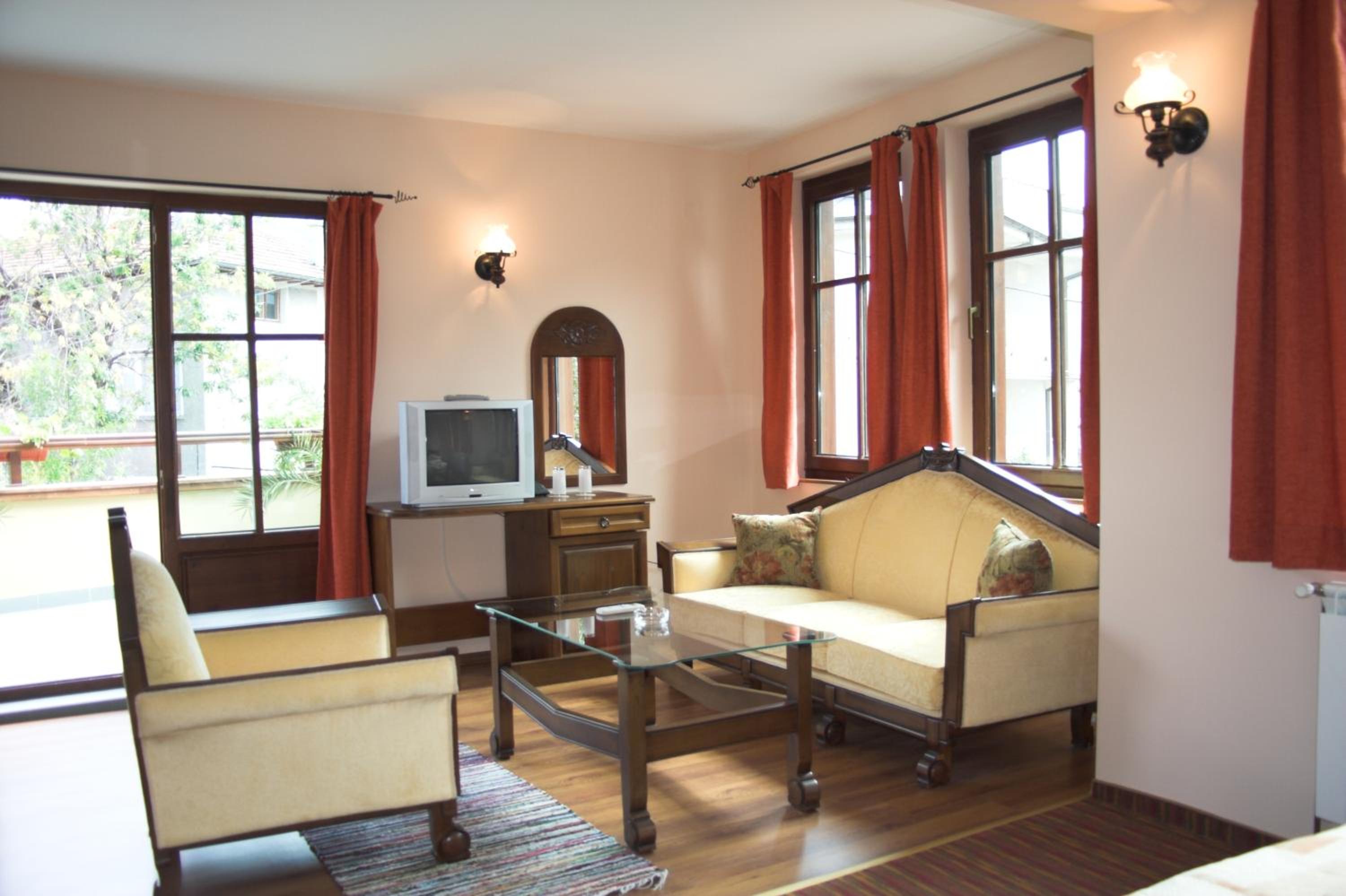 Junior Suite with Balcony - Photo 3