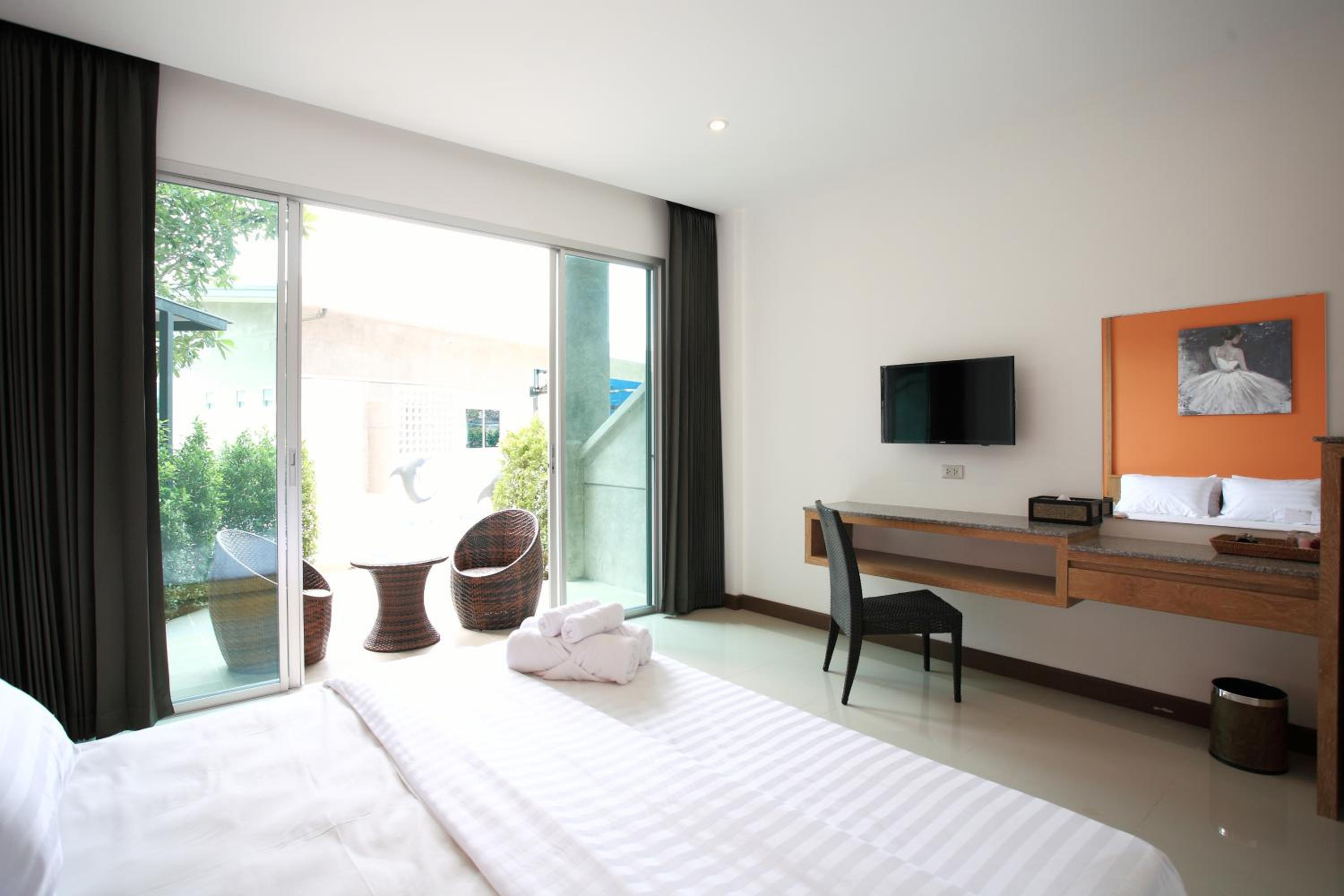 Room with Pool Access - Photo 7