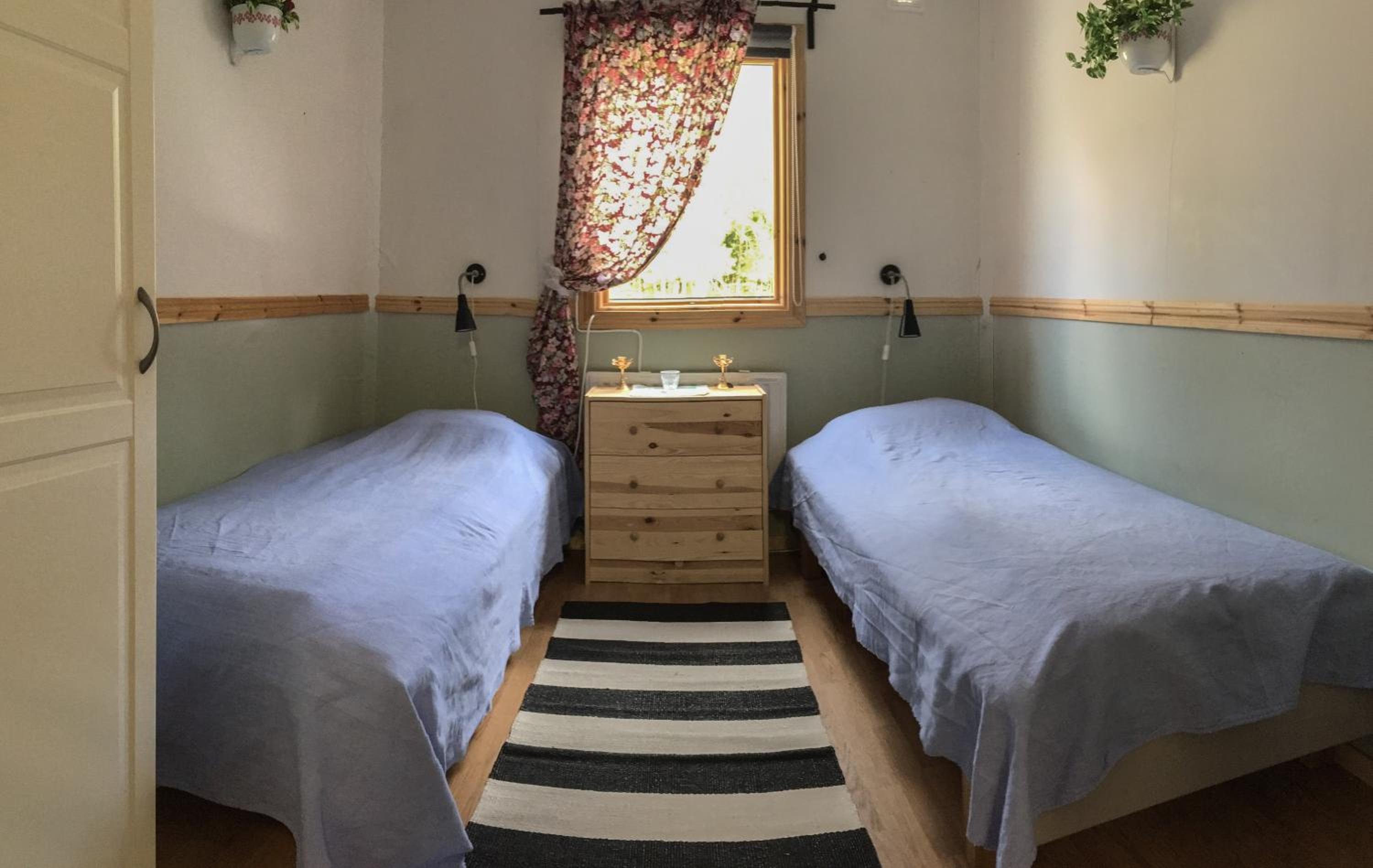 Small Twin Room - Photo 3