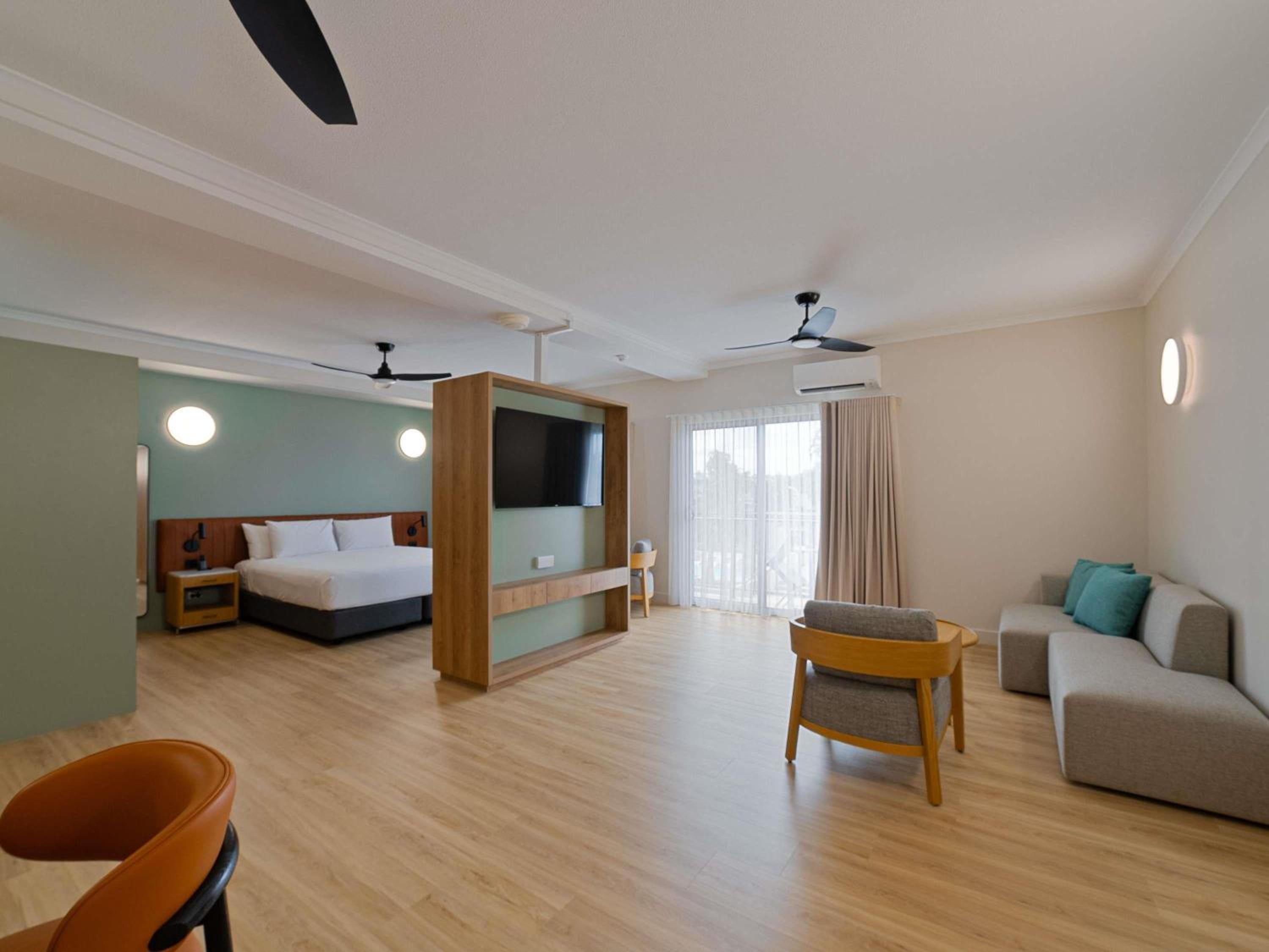 One-Bedroom Executive Suite with Pool View - Photo 3