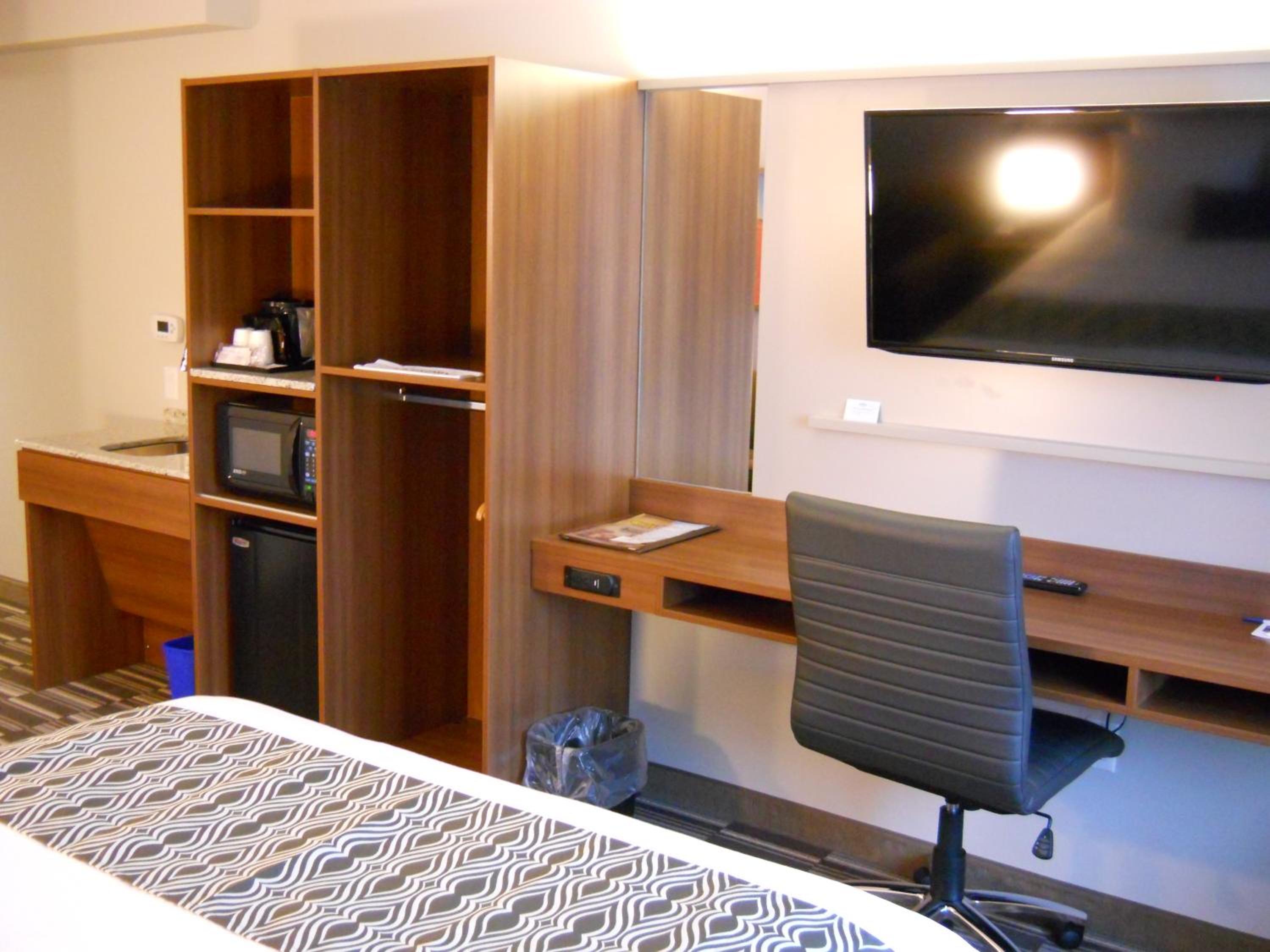 Business Queen Suite - Non-Smoking