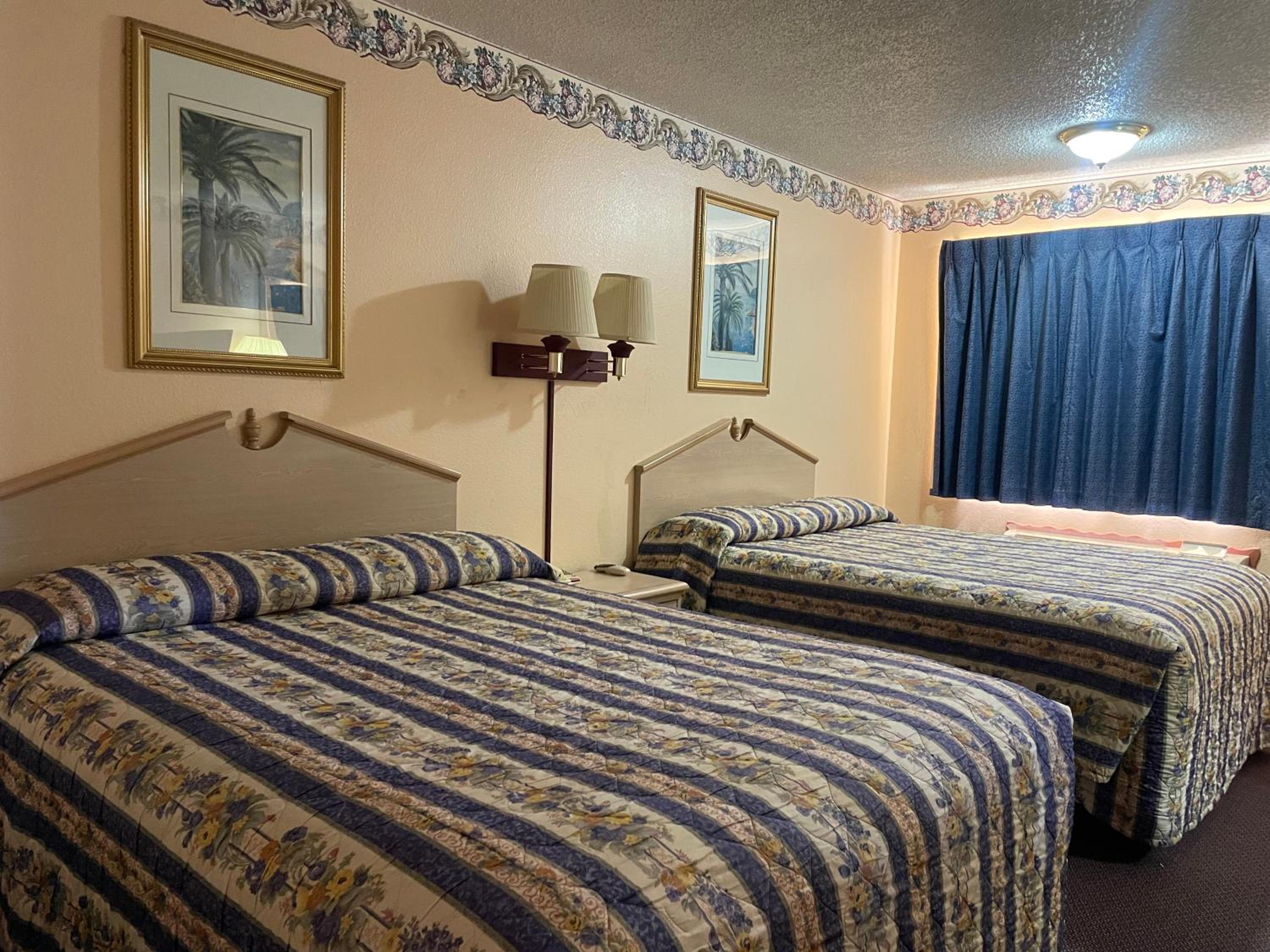 2 Queen Beds Non-Smoking photo 3