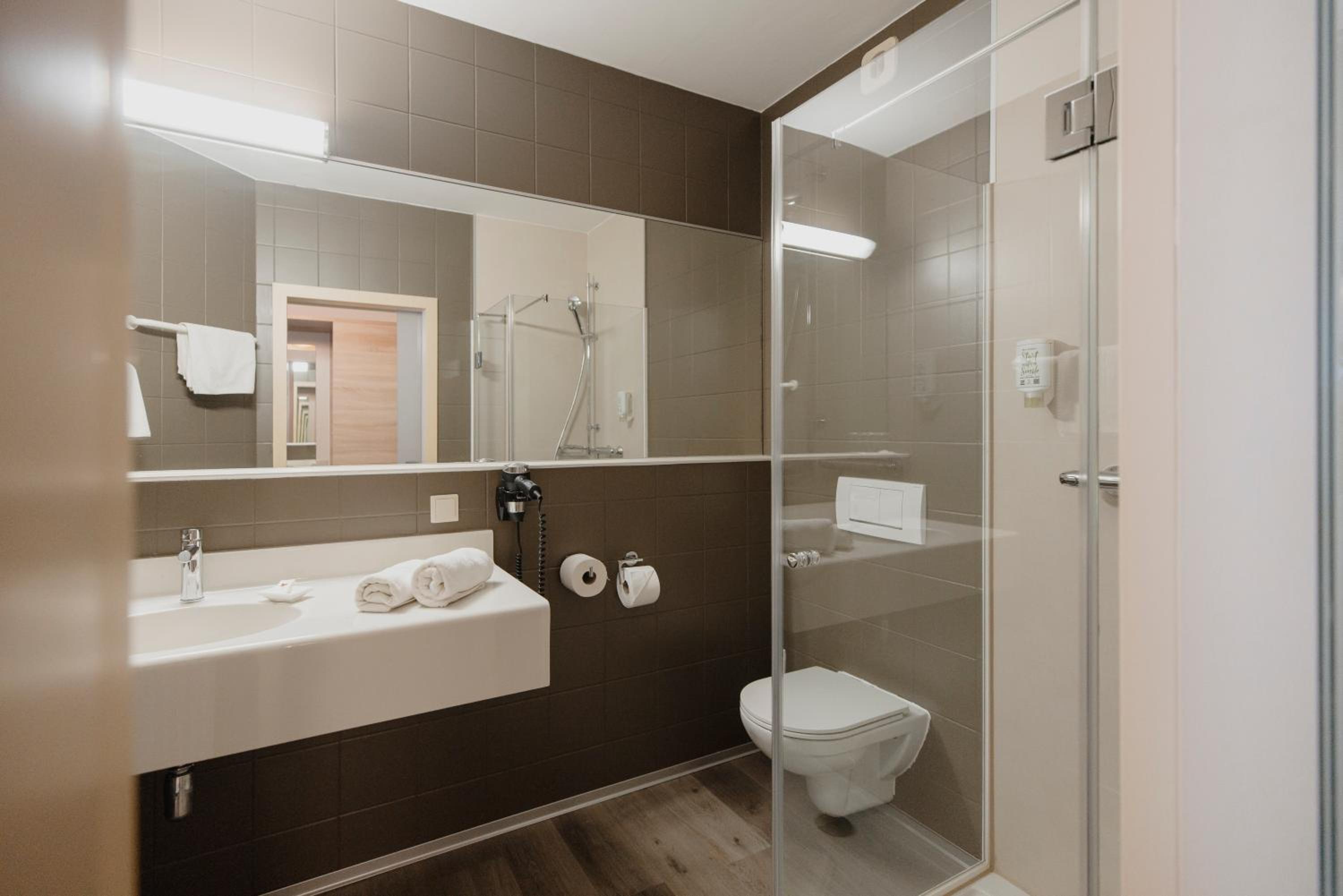 Large Double Room - Photo 4
