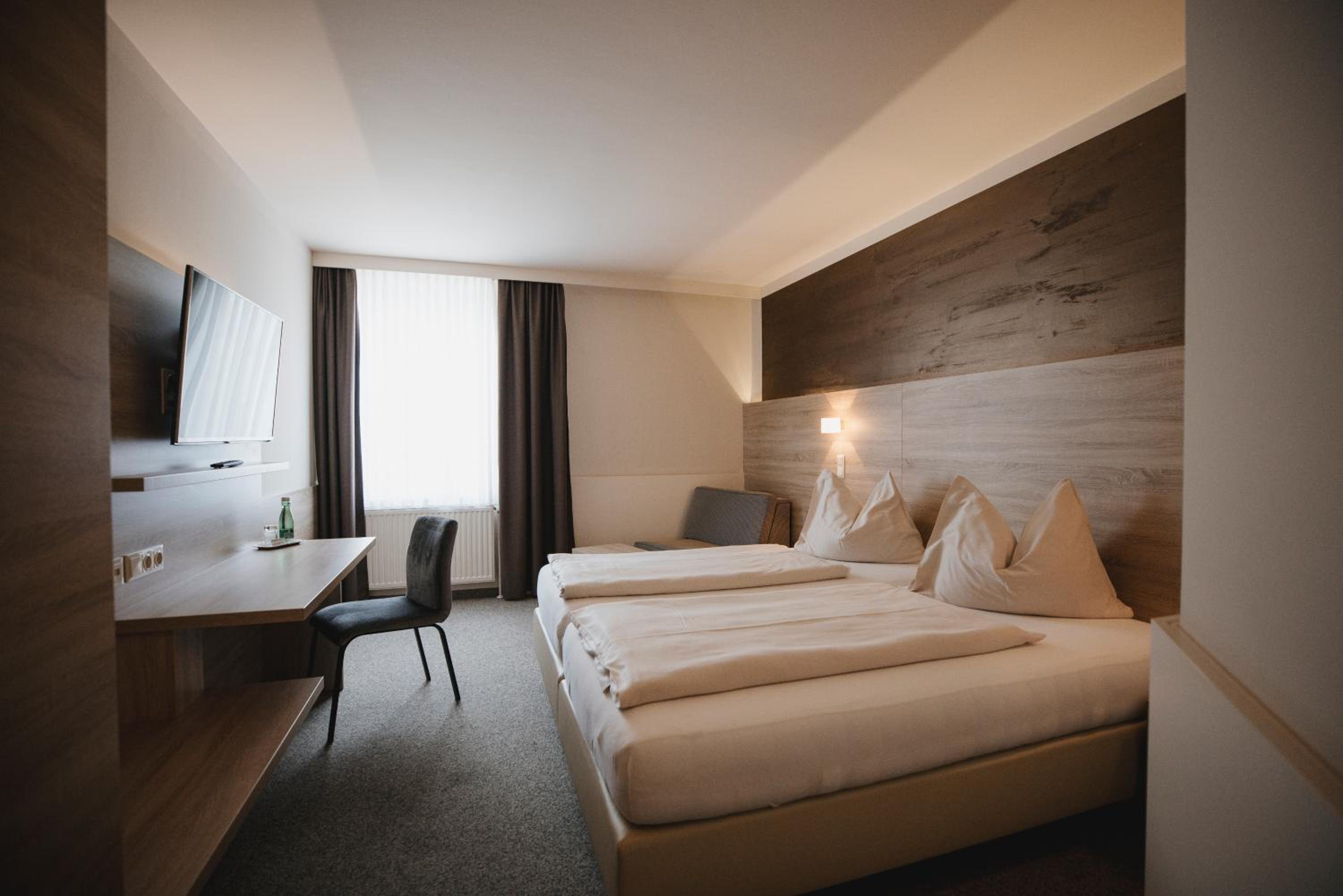 Large Double Room - Photo 3