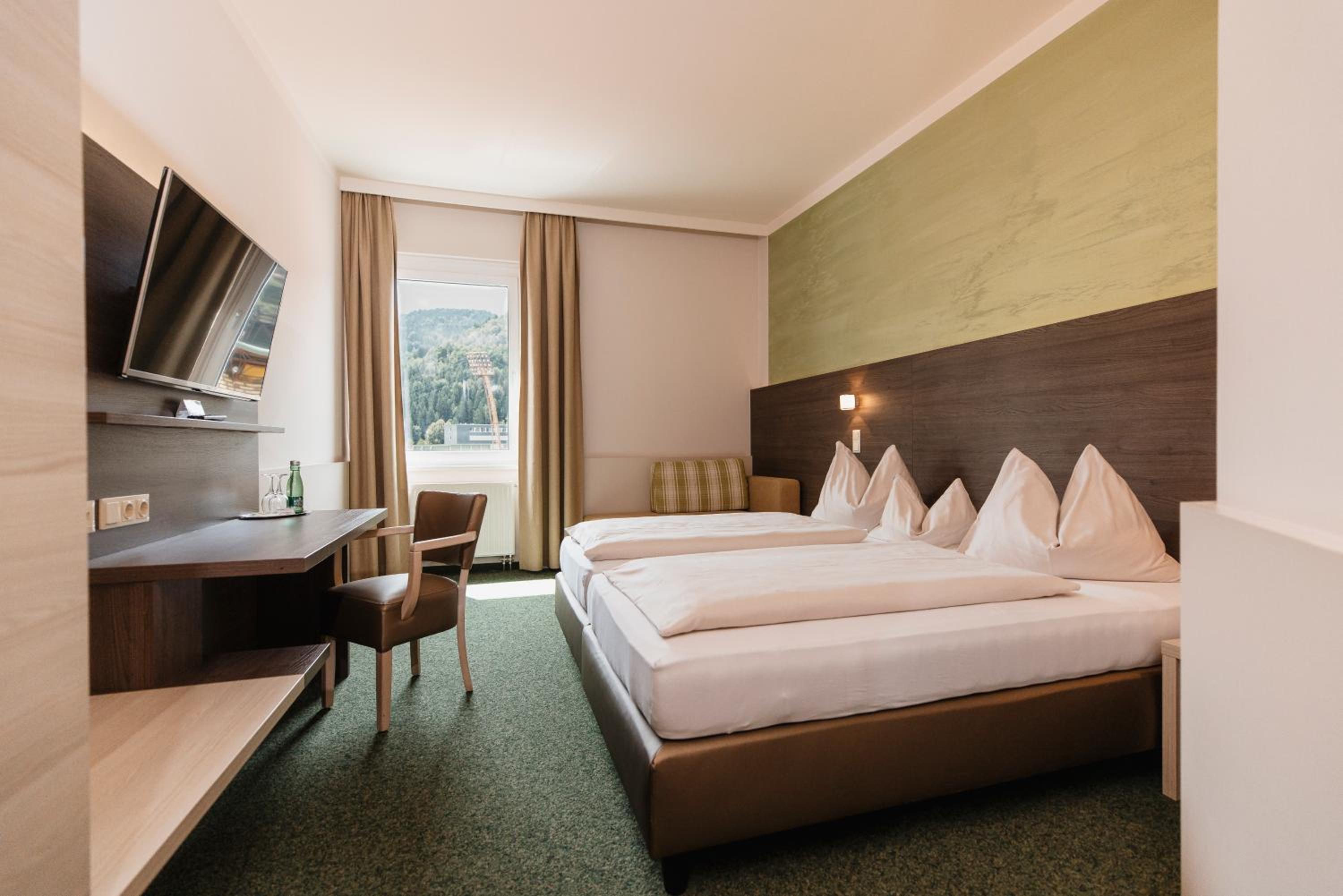 Large Double Room - Photo 1