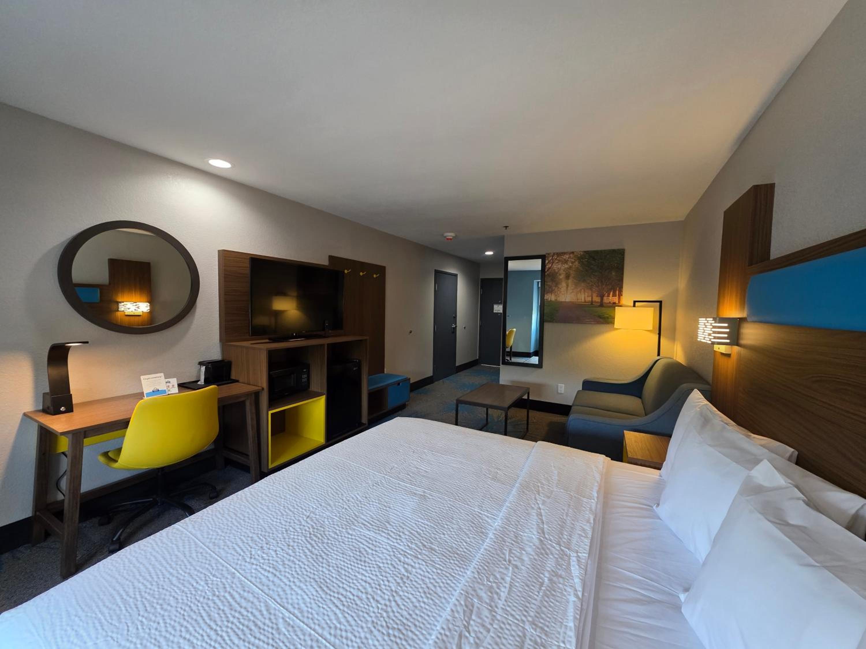 Deluxe King Room - Mobility Accessible/Non-Smoking - Photo 8