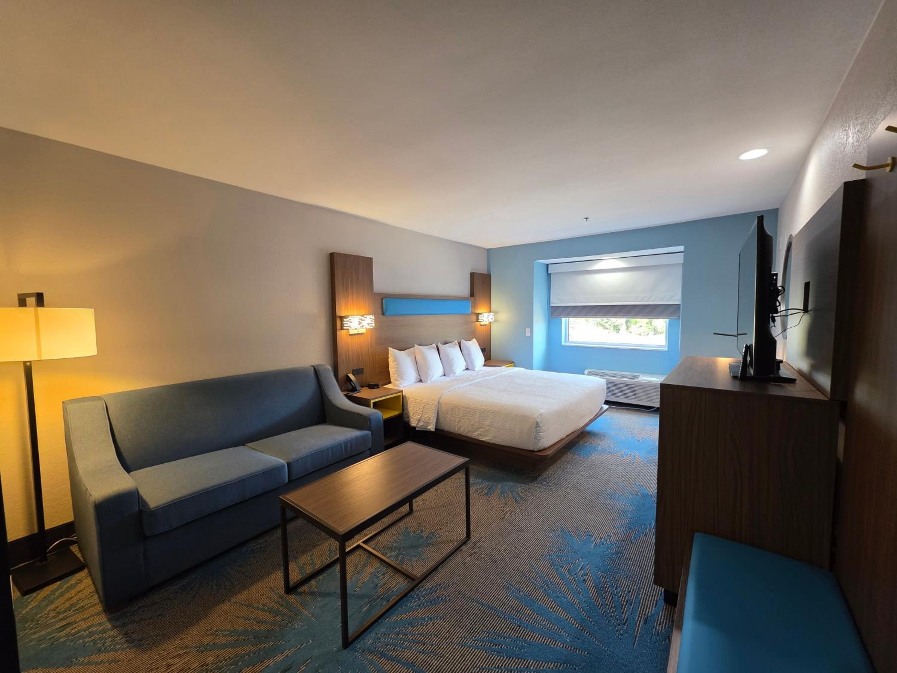Deluxe King Room - Mobility Accessible/Non-Smoking - Photo 6