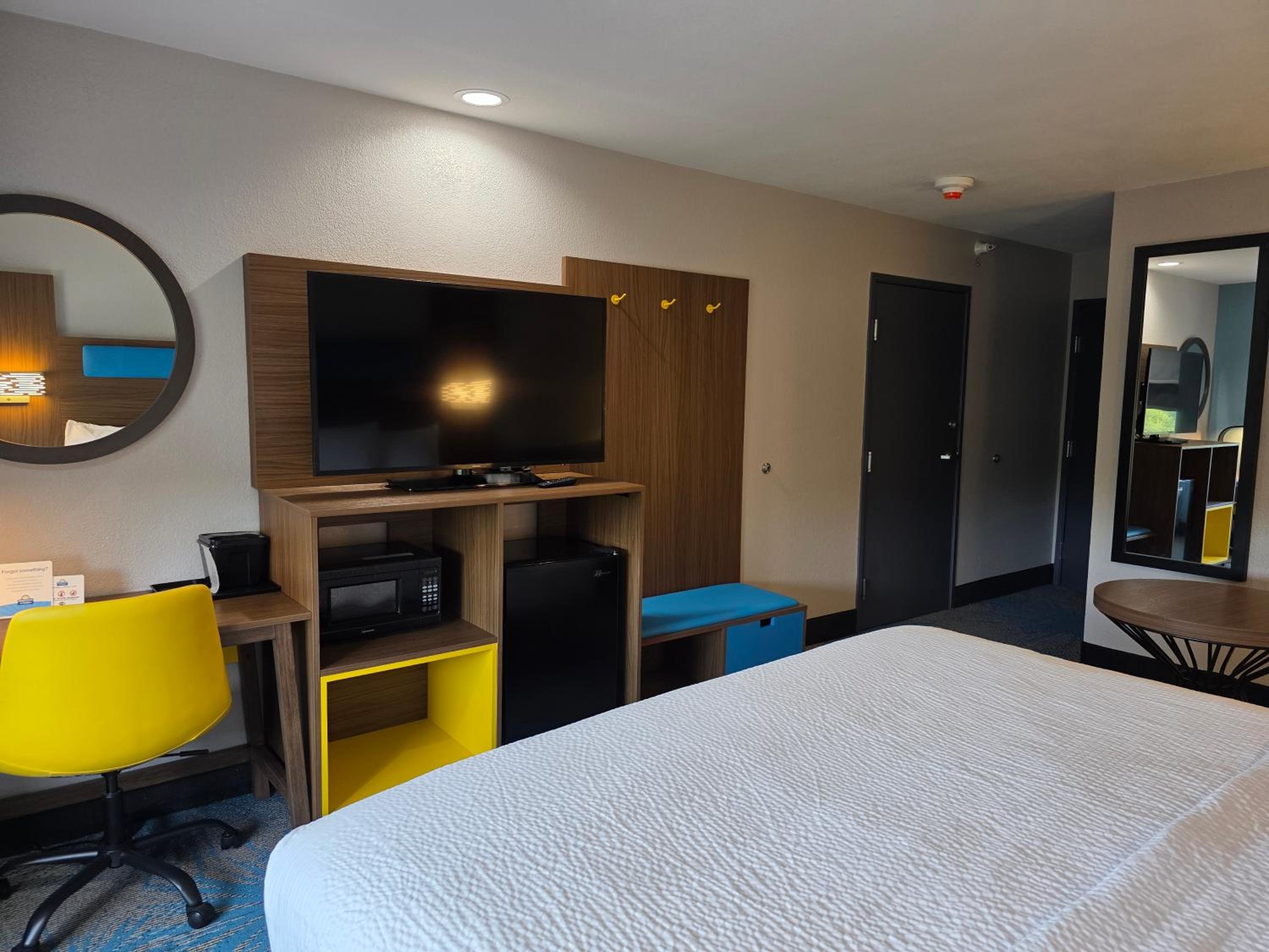 Deluxe King Room - Non-Smoking - Photo 3