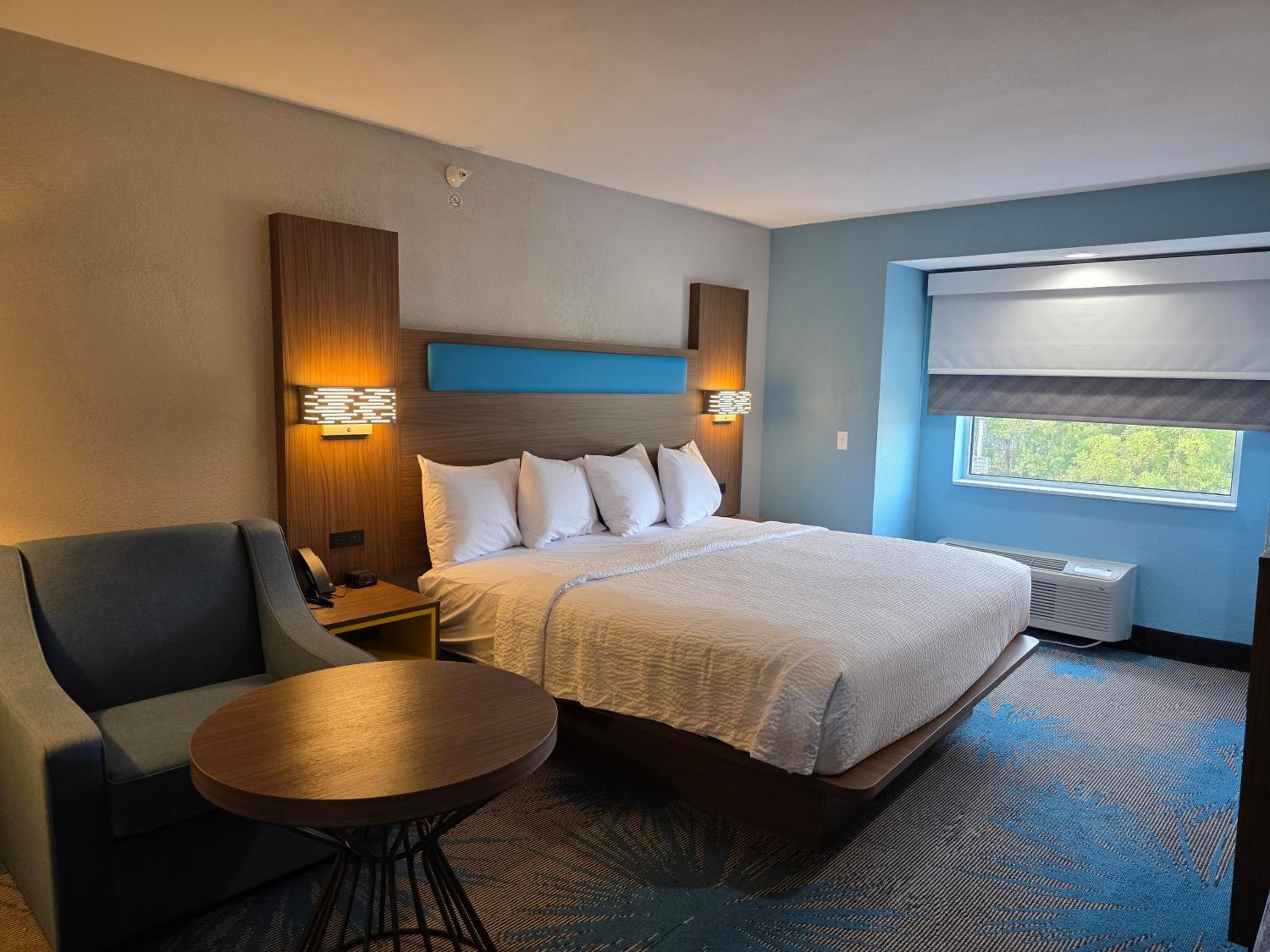 Deluxe King Room - Non-Smoking - Photo 1