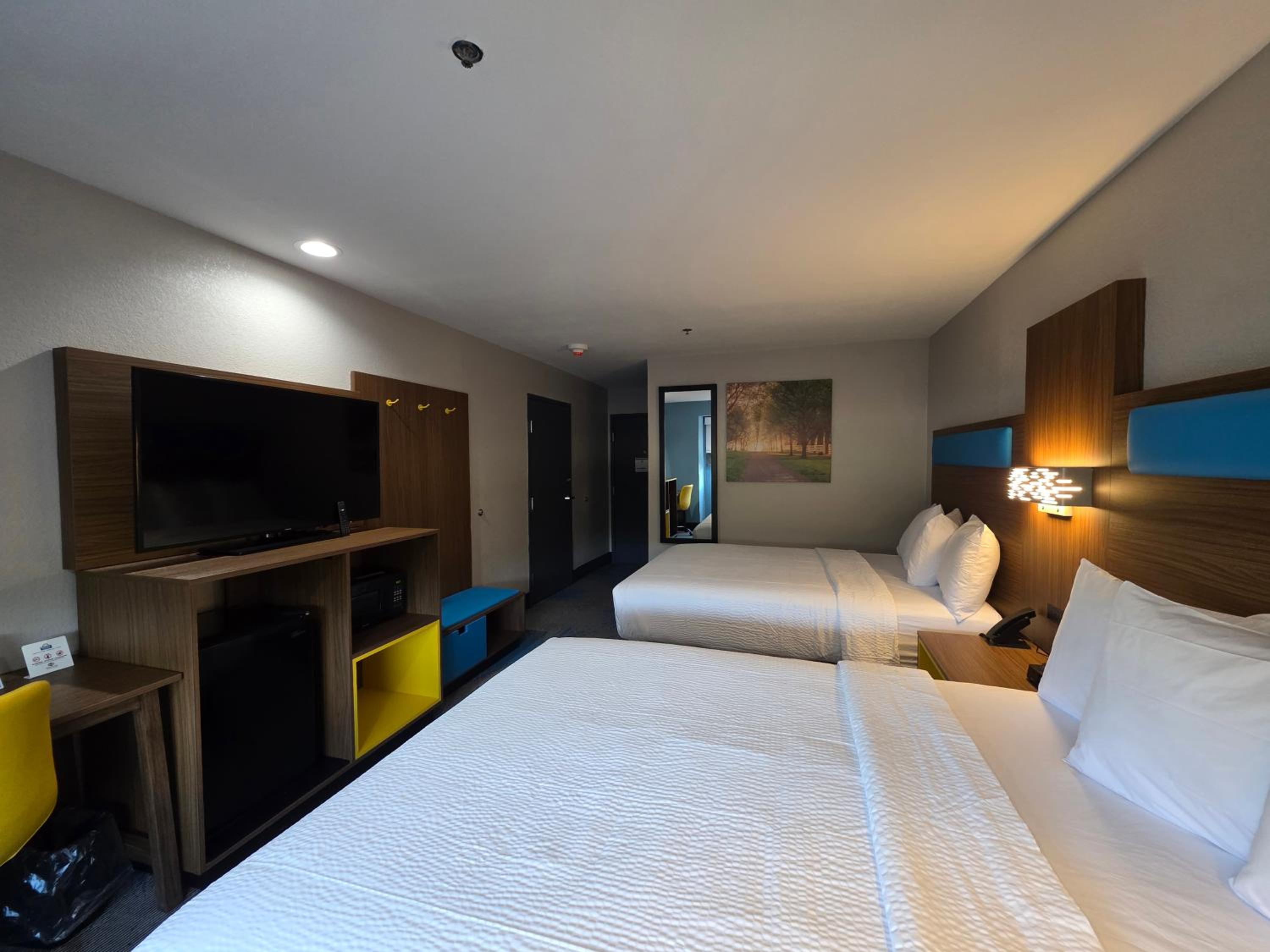Deluxe Queen Room with Two Queen Beds - Non-Smoking - Photo 4