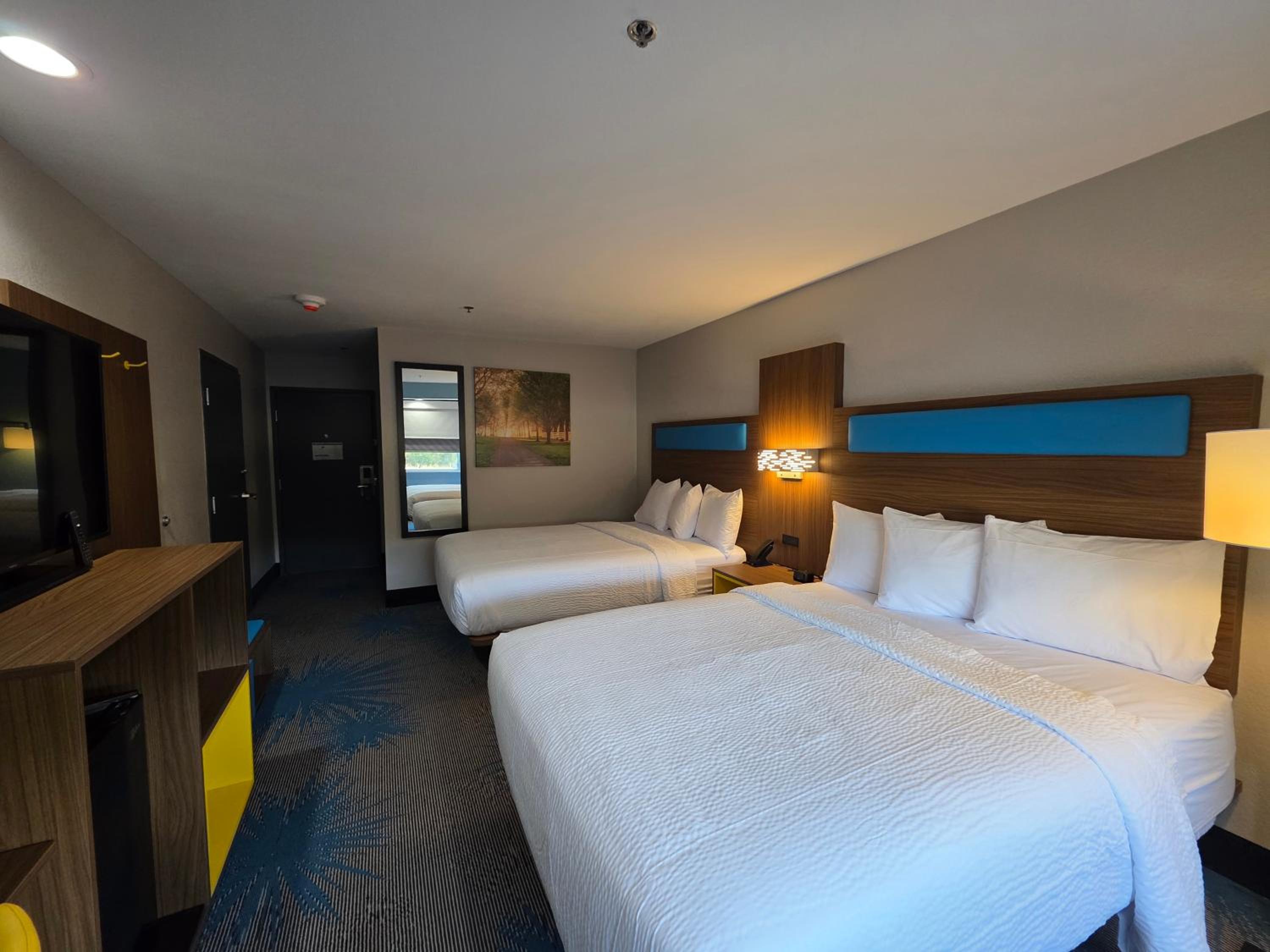Deluxe Queen Room with Two Queen Beds - Non-Smoking - Photo 3