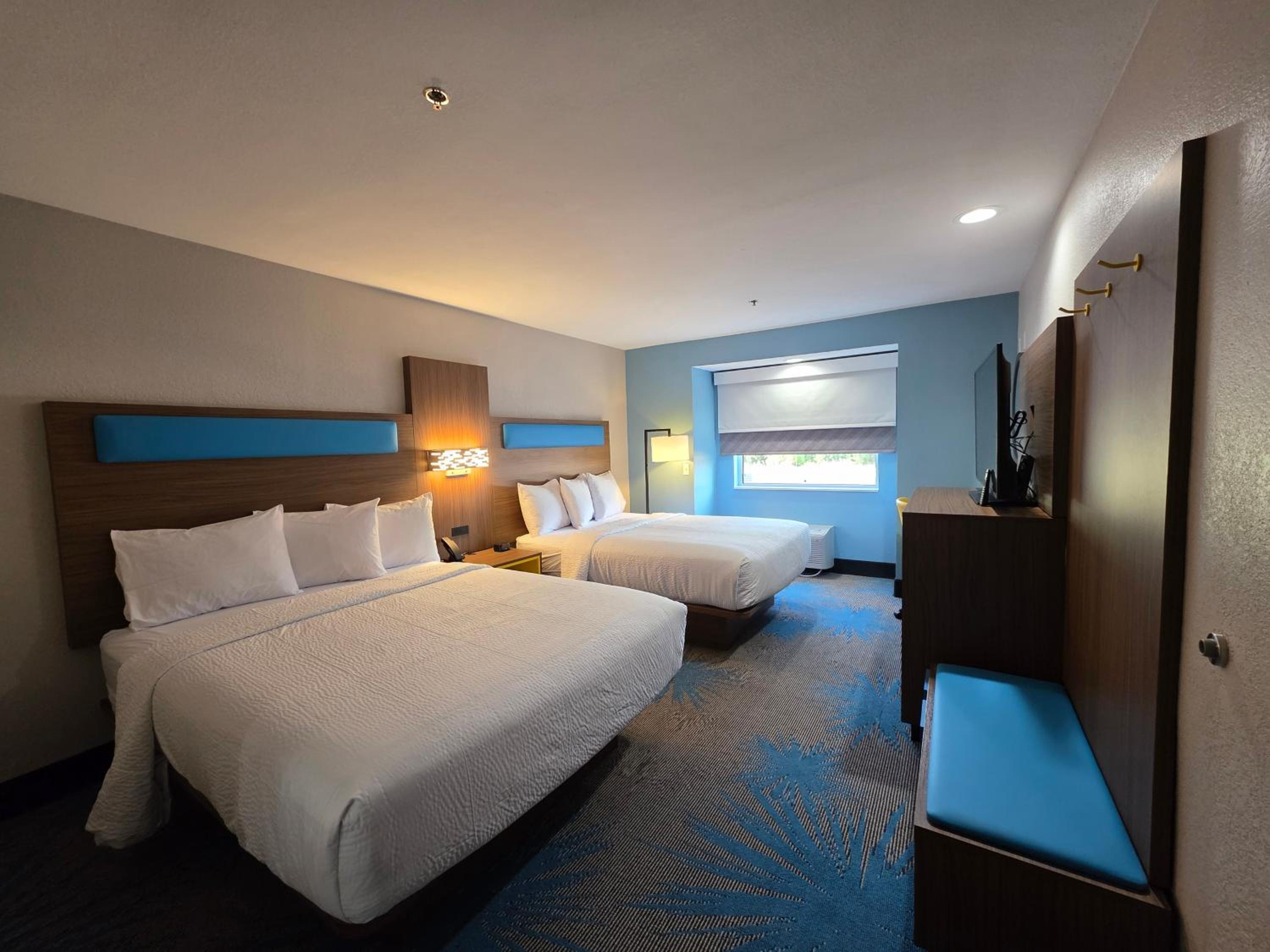 Deluxe Queen Room with Two Queen Beds - Non-Smoking - Photo 2