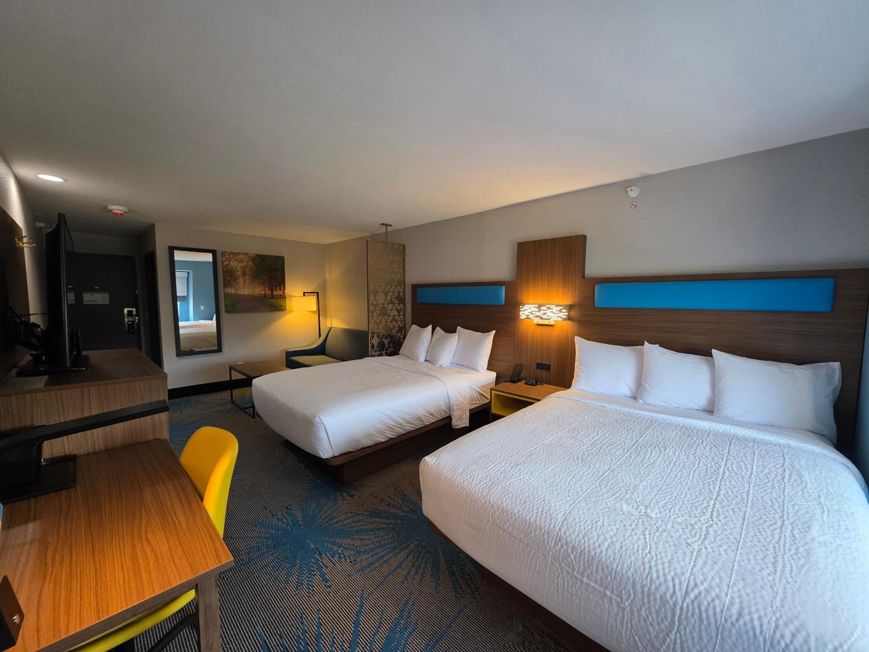 Studio Suite with Two Queen Beds - Non-Smoking - Photo 7