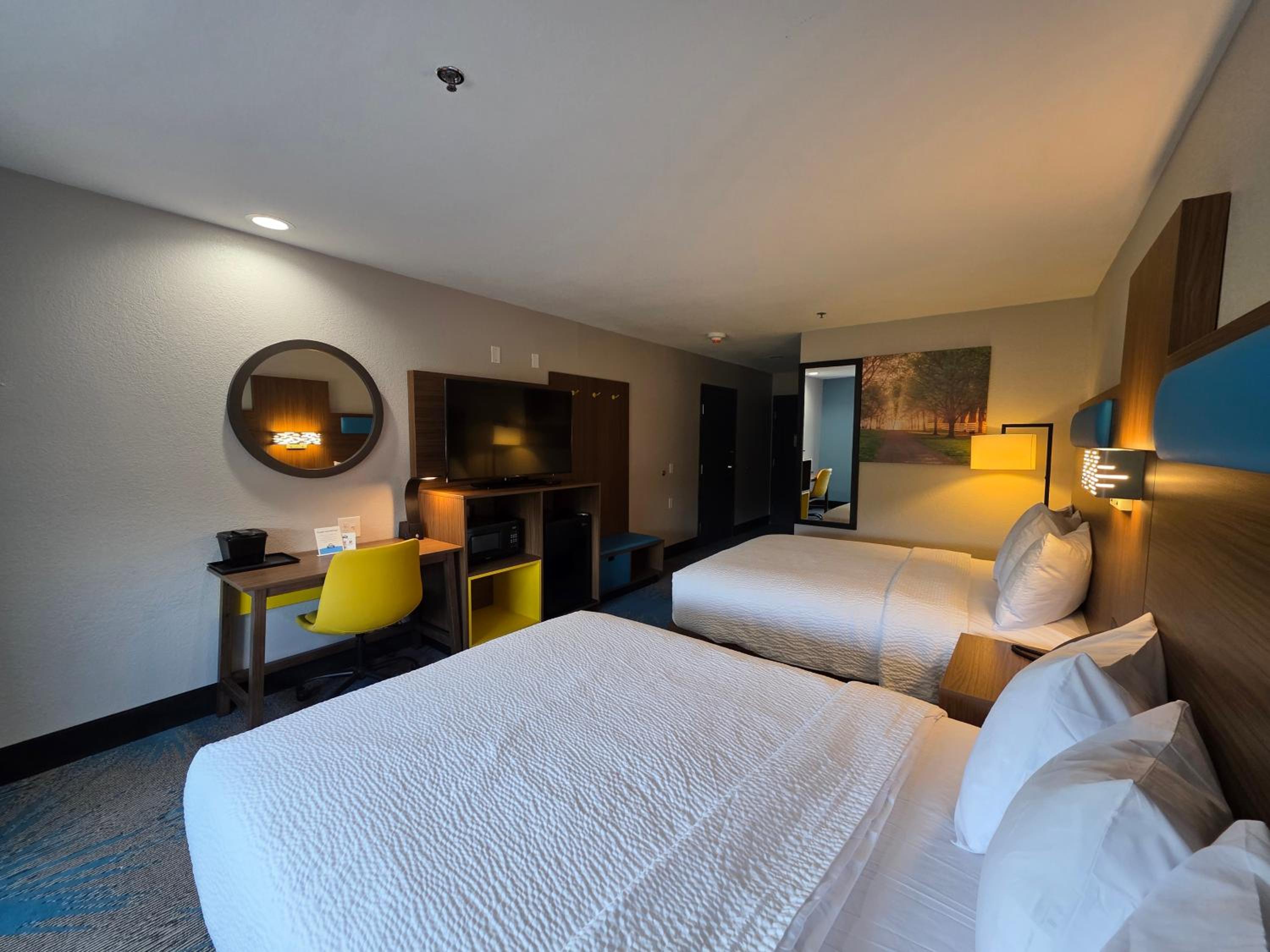 Deluxe Queen Room with Two Queen Beds - Mobility Accessible/Non-Smoking - Photo 2