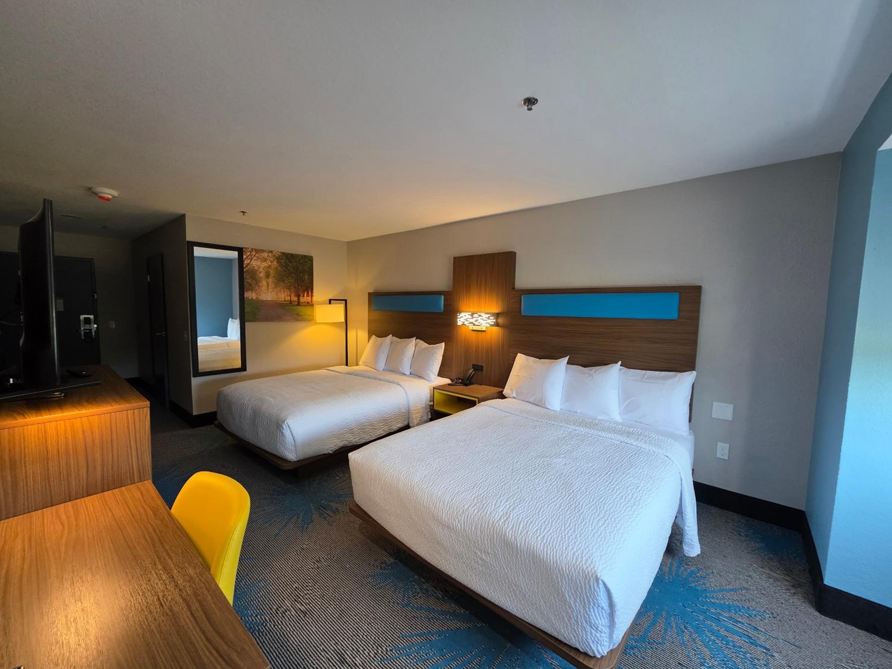 Deluxe Queen Room with Two Queen Beds - Mobility Accessible/Non-Smoking - Photo 4